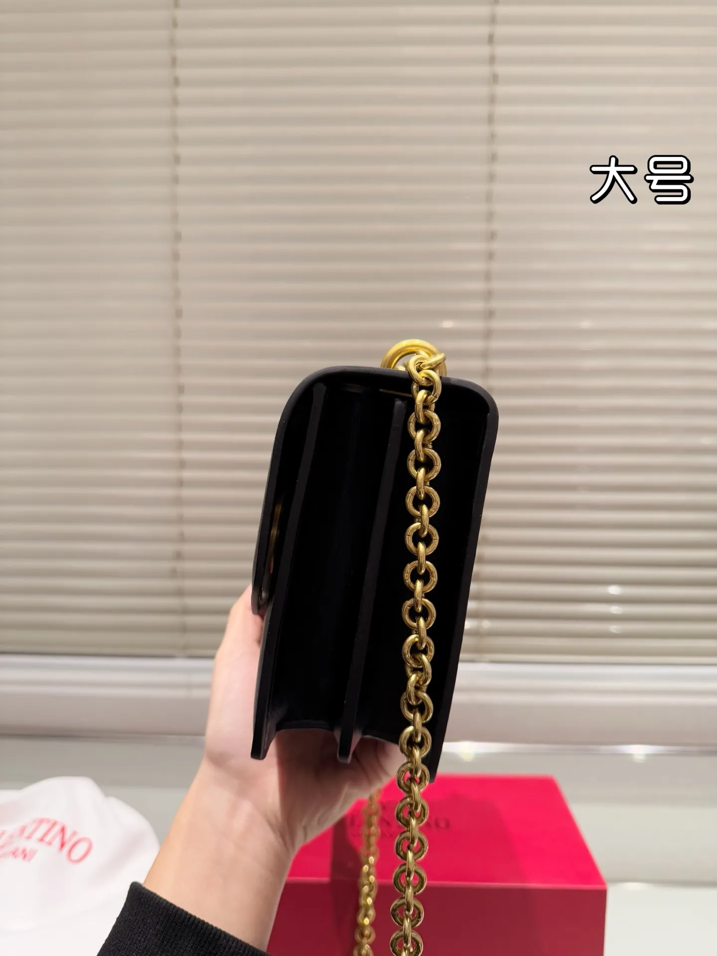 Large P340 Folding Box ⚠️Size 24.15 Valentino Chain Bag Overflowing with a sense of luxury. This look is very versatile. No matter how you carry it, there is no pressure. Which girl can refuse such a beautiful bag?