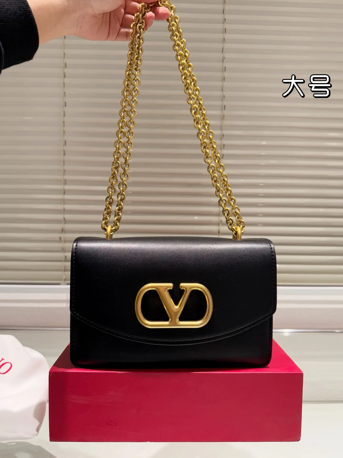 Large P340 Folding Box ⚠️Size 24.15 Valentino Chain Bag Overflowing with a sense of luxury. This look is very versatile. No matter how you carry it, there is no pressure. Which girl can refuse such a beautiful bag?