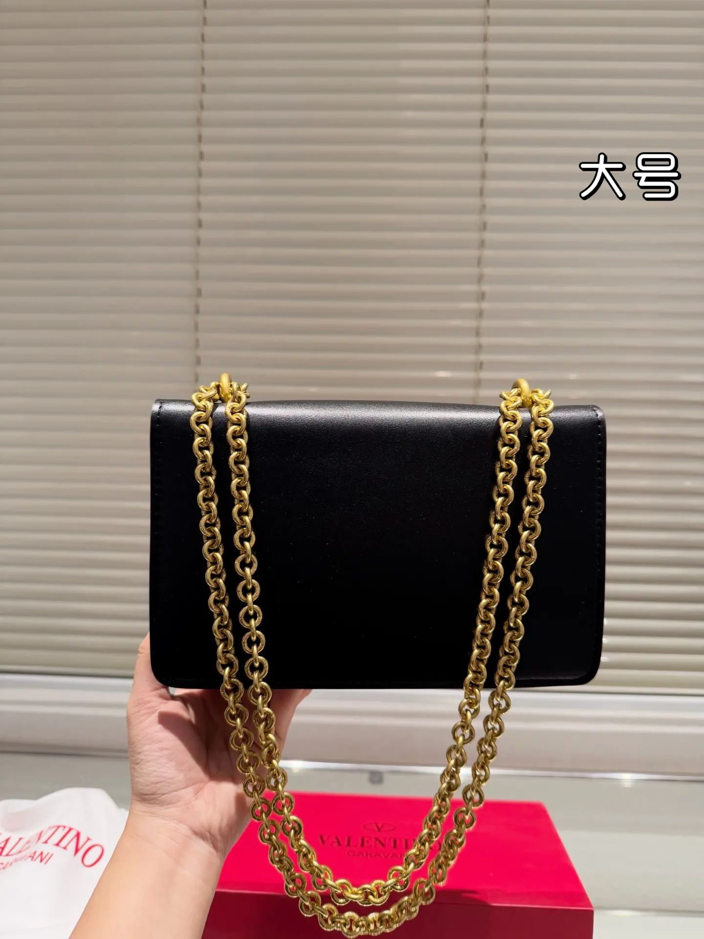 Large P340 Folding Box ⚠️Size 24.15 Valentino Chain Bag Overflowing with a sense of luxury. This look is very versatile. No matter how you carry it, there is no pressure. Which girl can refuse such a beautiful bag?