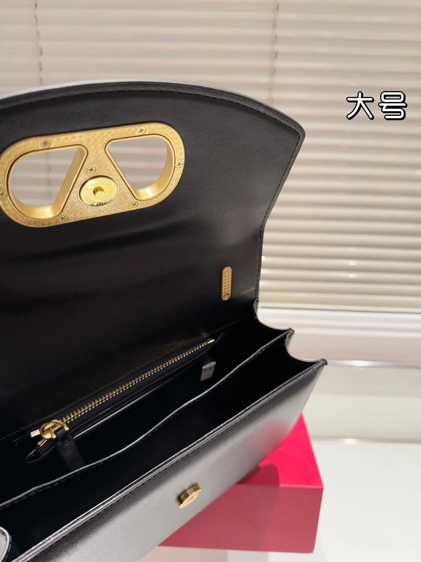 Large P340 Folding Box ⚠️Size 24.15 Valentino Chain Bag Overflowing with a sense of luxury. This look is very versatile. No matter how you carry it, there is no pressure. Which girl can refuse such a beautiful bag?