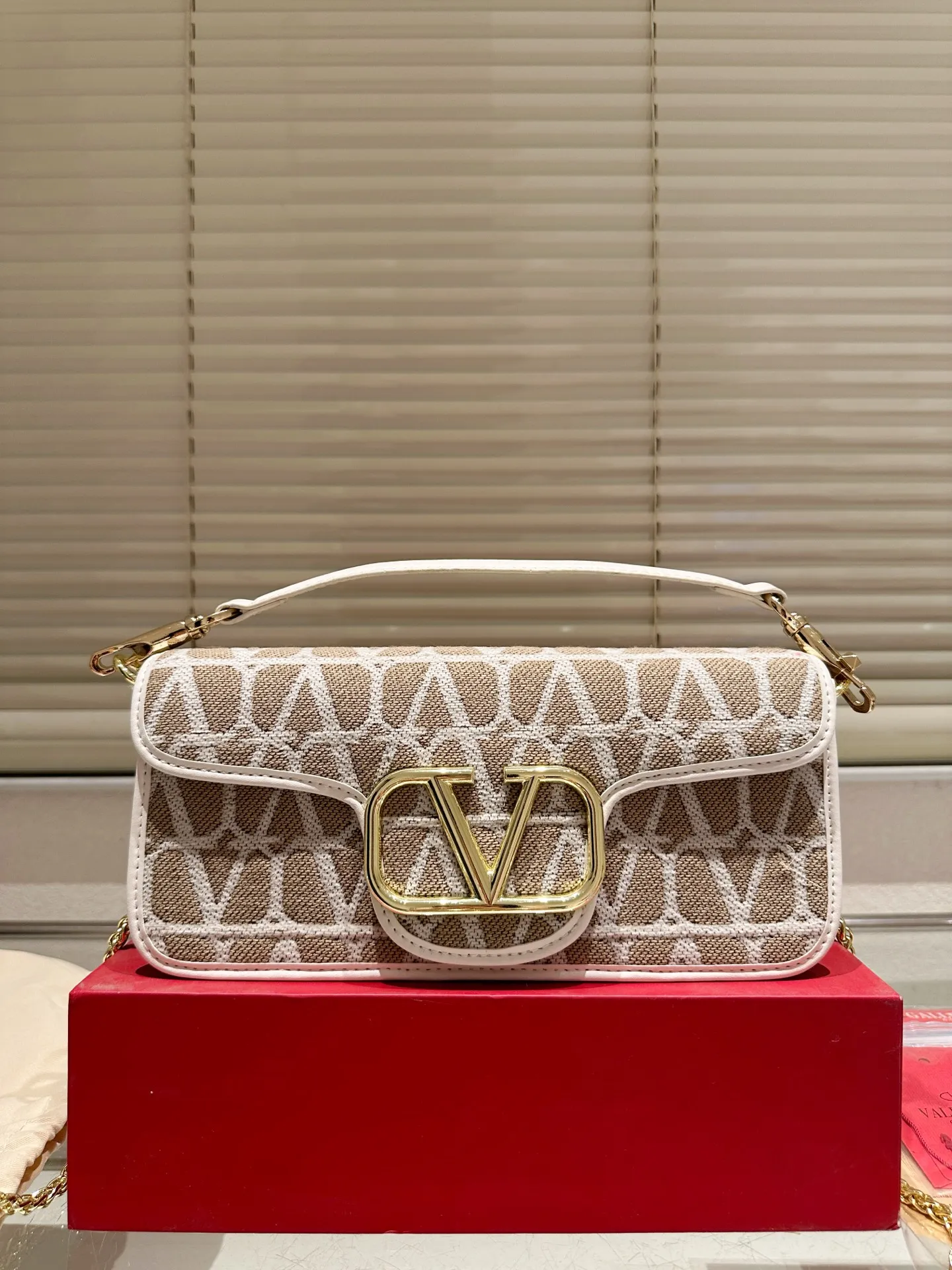 Large P330 Folding Box ⚠️Size 26.11 Valentino Loco Shoulder Bag Overflowing with Sophistication This Look Is Very Versatile No matter how you carry it, you won’t feel any pressure. Which girl can resist such a beautiful bag?