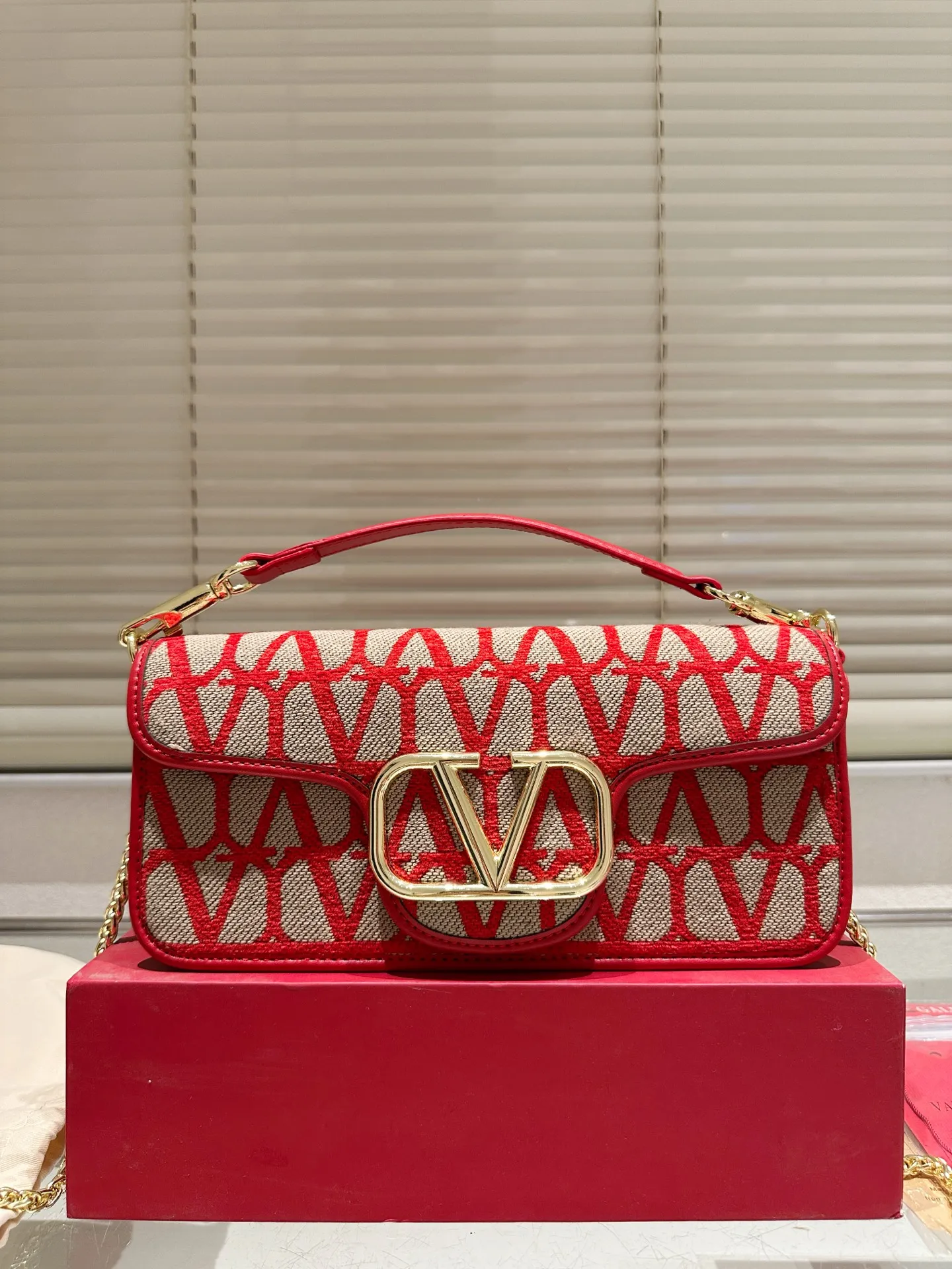 Large P330 Folding Box ⚠️Size 26.11 Valentino Loco Shoulder Bag Overflowing with Sophistication This Look Is Very Versatile No matter how you carry it, you won’t feel any pressure. Which girl can resist such a beautiful bag?