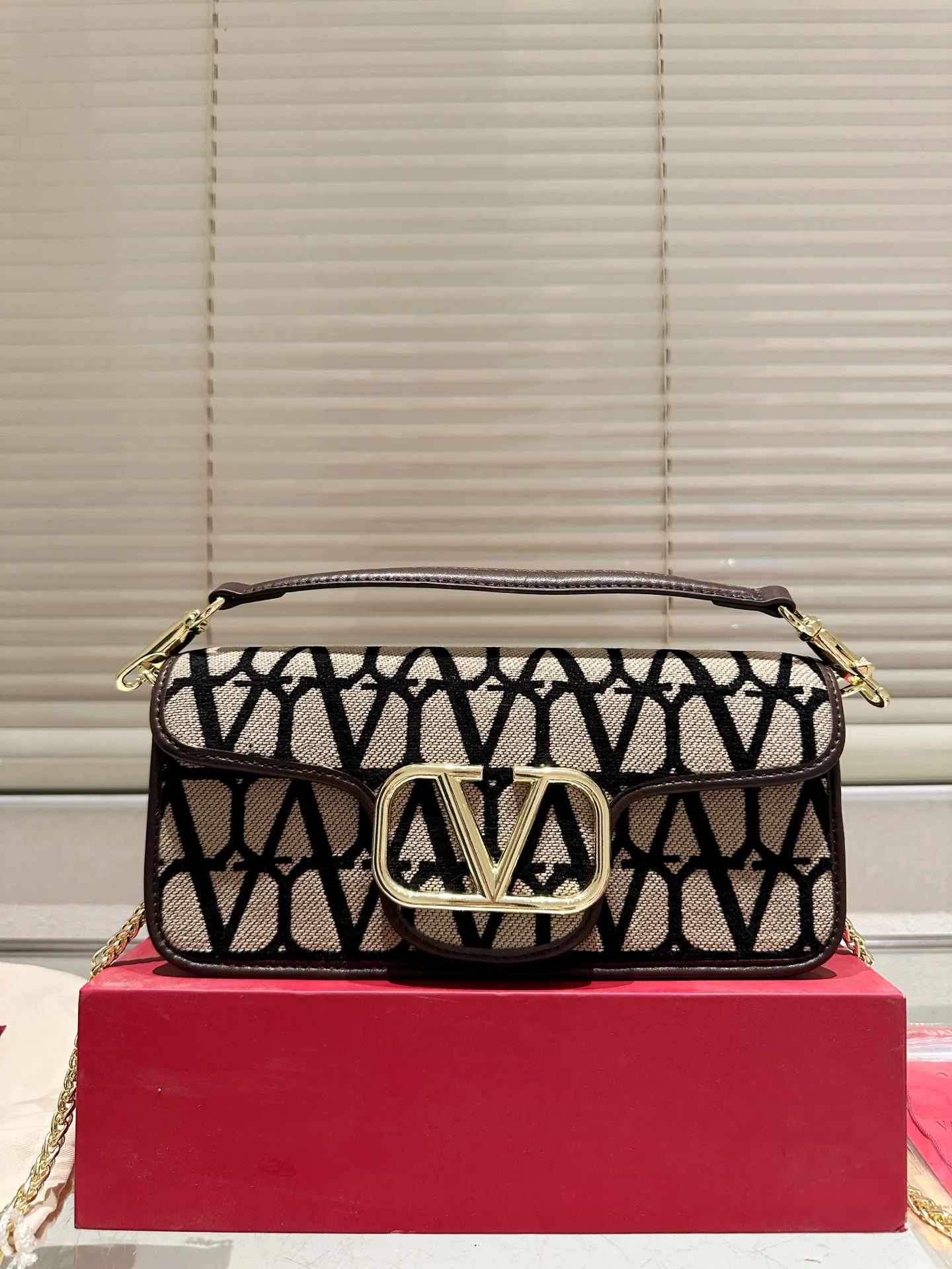 Large P330 Folding Box ⚠️Size 26.11 Valentino Loco Shoulder Bag Overflowing with Sophistication This Look Is Very Versatile No matter how you carry it, you won’t feel any pressure. Which girl can resist such a beautiful bag?