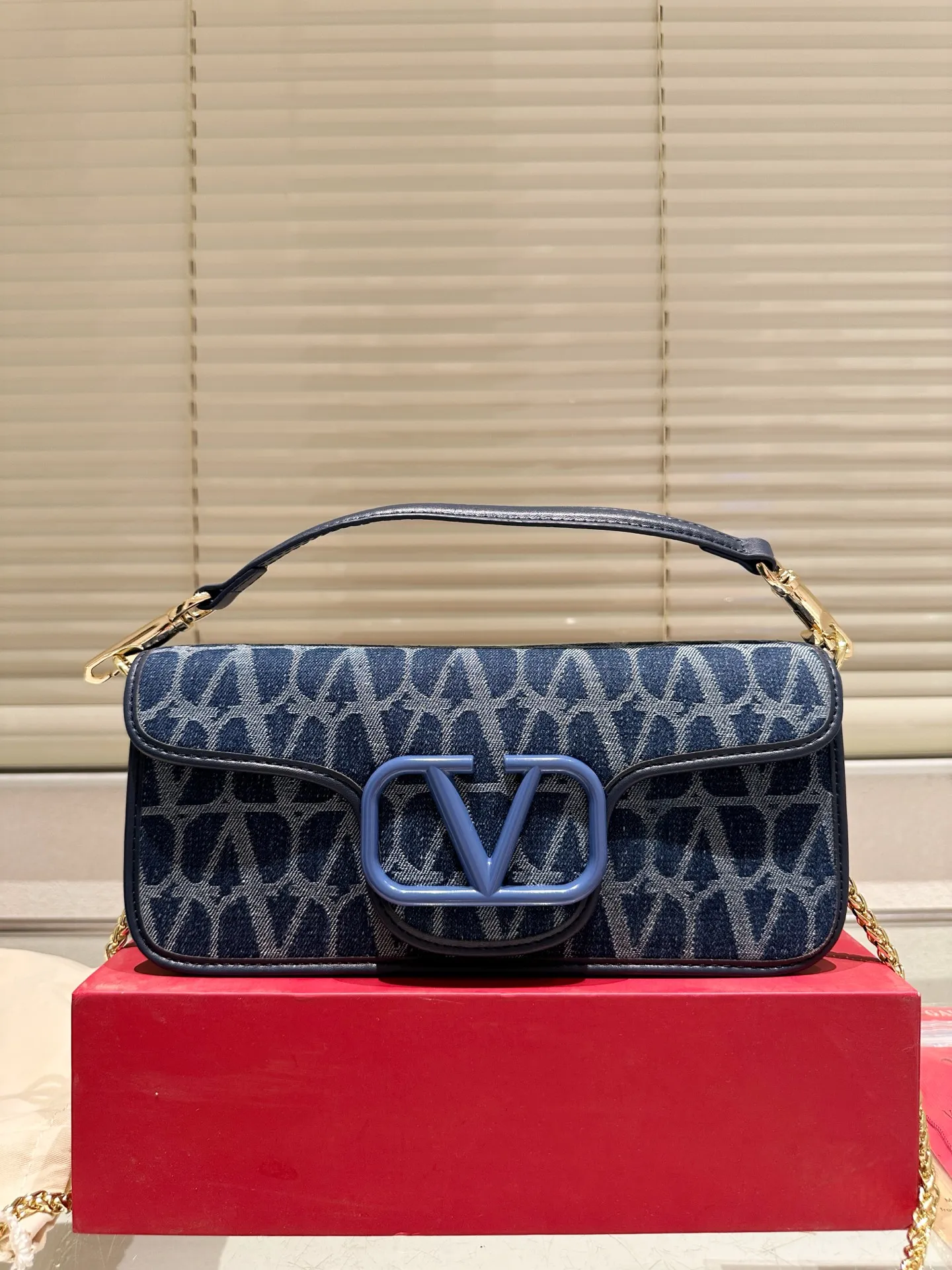 Large P330 Folding Box ⚠️Size 26.11 Valentino Loco Shoulder Bag Overflowing with Sophistication This Look Is Very Versatile No matter how you carry it, you won’t feel any pressure. Which girl can resist such a beautiful bag?