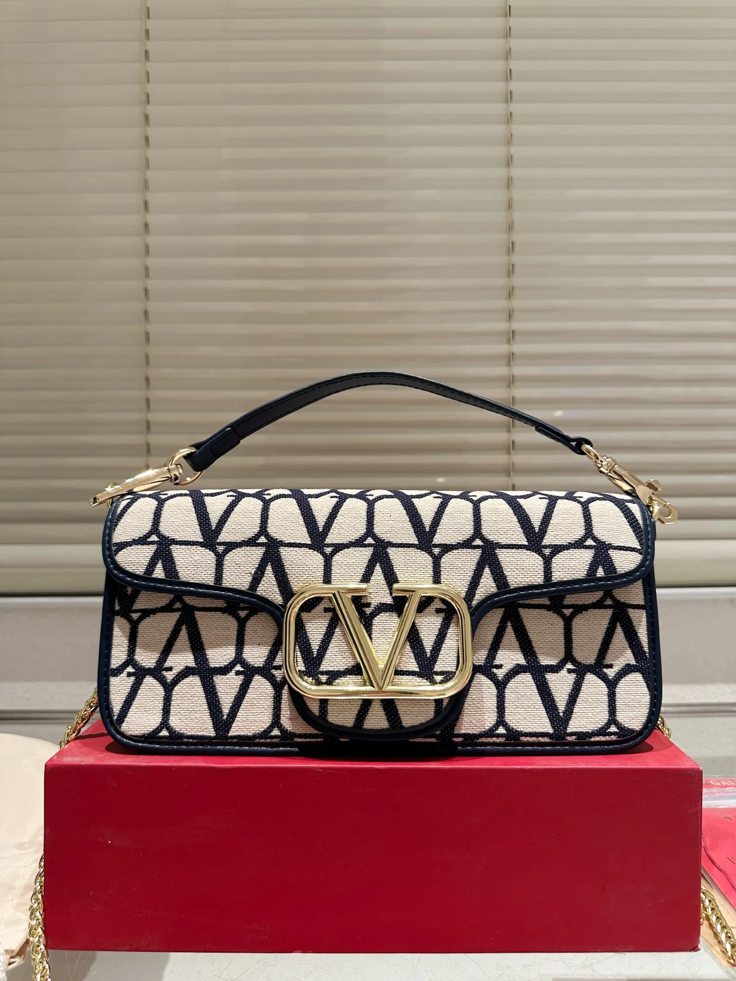 Large P330 Folding Box ⚠️Size 26.11 Valentino Loco Shoulder Bag Overflowing with Sophistication This Look Is Very Versatile No matter how you carry it, you won’t feel any pressure. Which girl can resist such a beautiful bag?