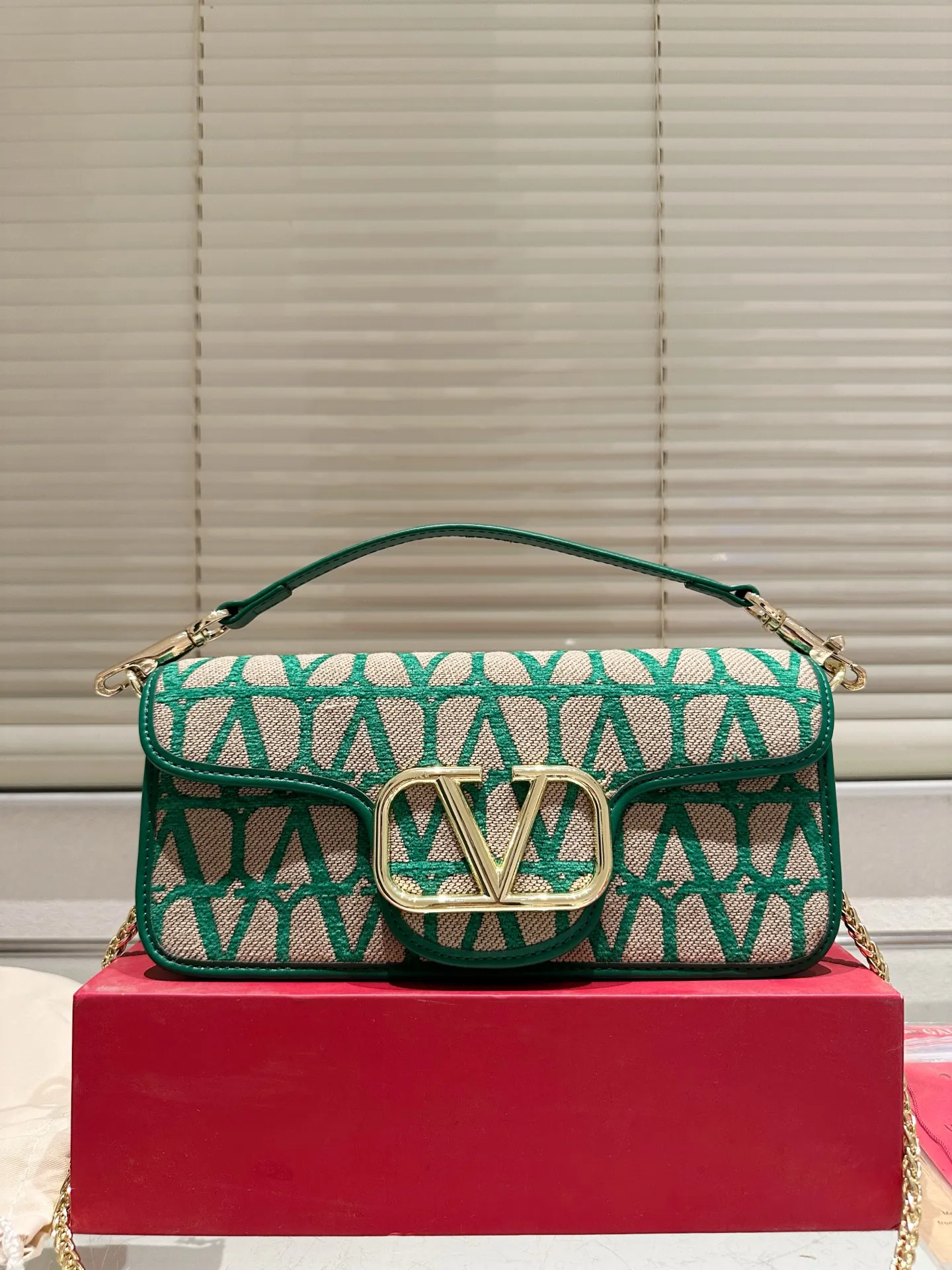 Large P330 Folding Box ⚠️Size 26.11 Valentino Loco Shoulder Bag Overflowing with Sophistication This Look Is Very Versatile No matter how you carry it, you won’t feel any pressure. Which girl can resist such a beautiful bag?