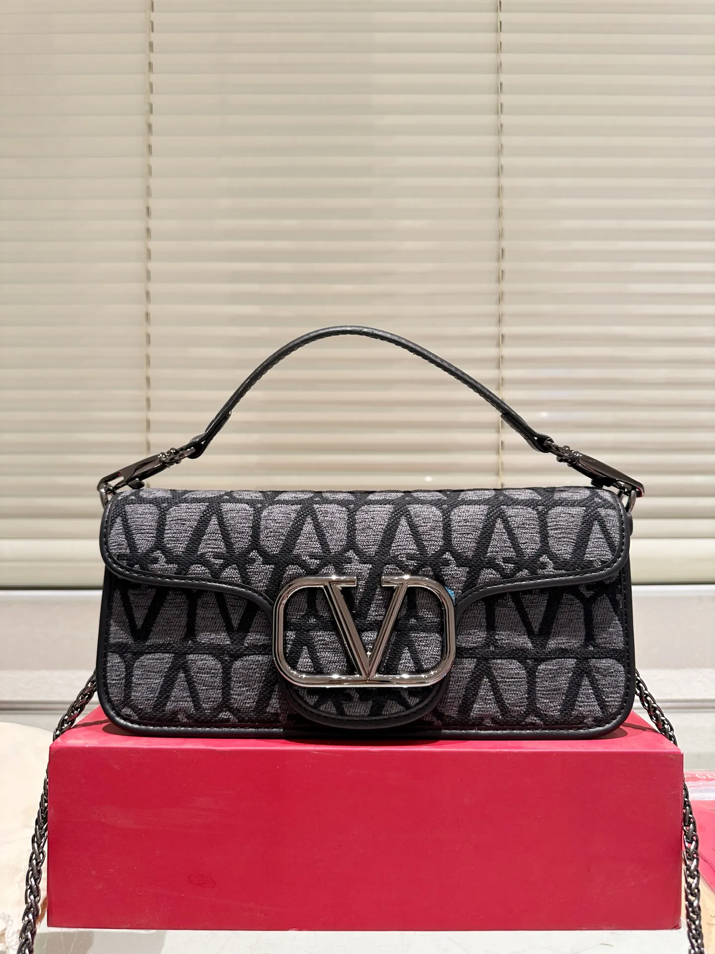 Large P330 Folding Box ⚠️Size 26.11 Valentino Loco Shoulder Bag Overflowing with Sophistication This Look Is Very Versatile No matter how you carry it, you won’t feel any pressure. Which girl can resist such a beautiful bag?