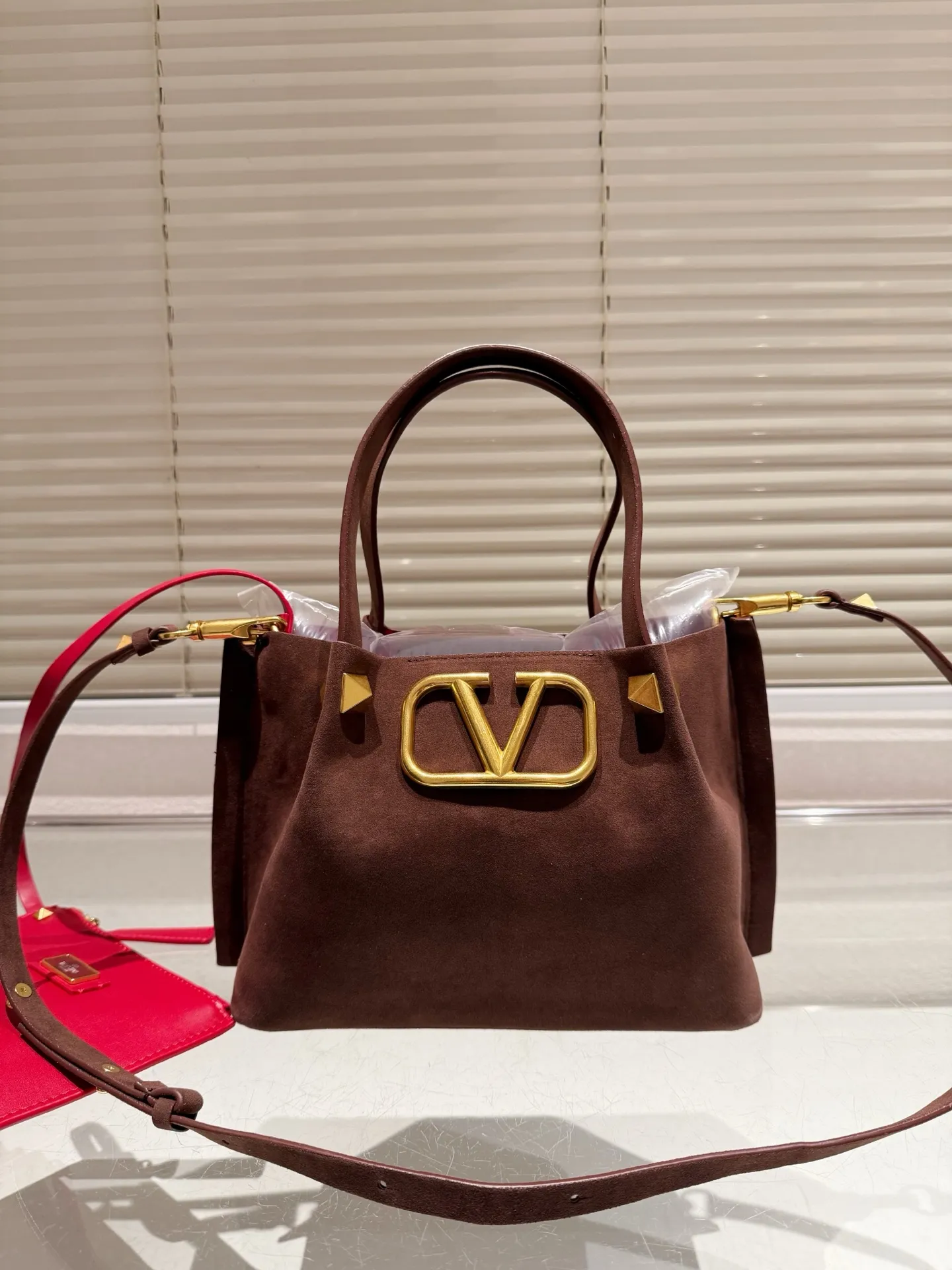 P380⚠️Suede size 25.16 Valentino handbag can be worn cross-body. It has a retro feel. It is high-end yet elegant. It has a great sense of atmosphere. It can be worn for commuting, leisure and dating.
