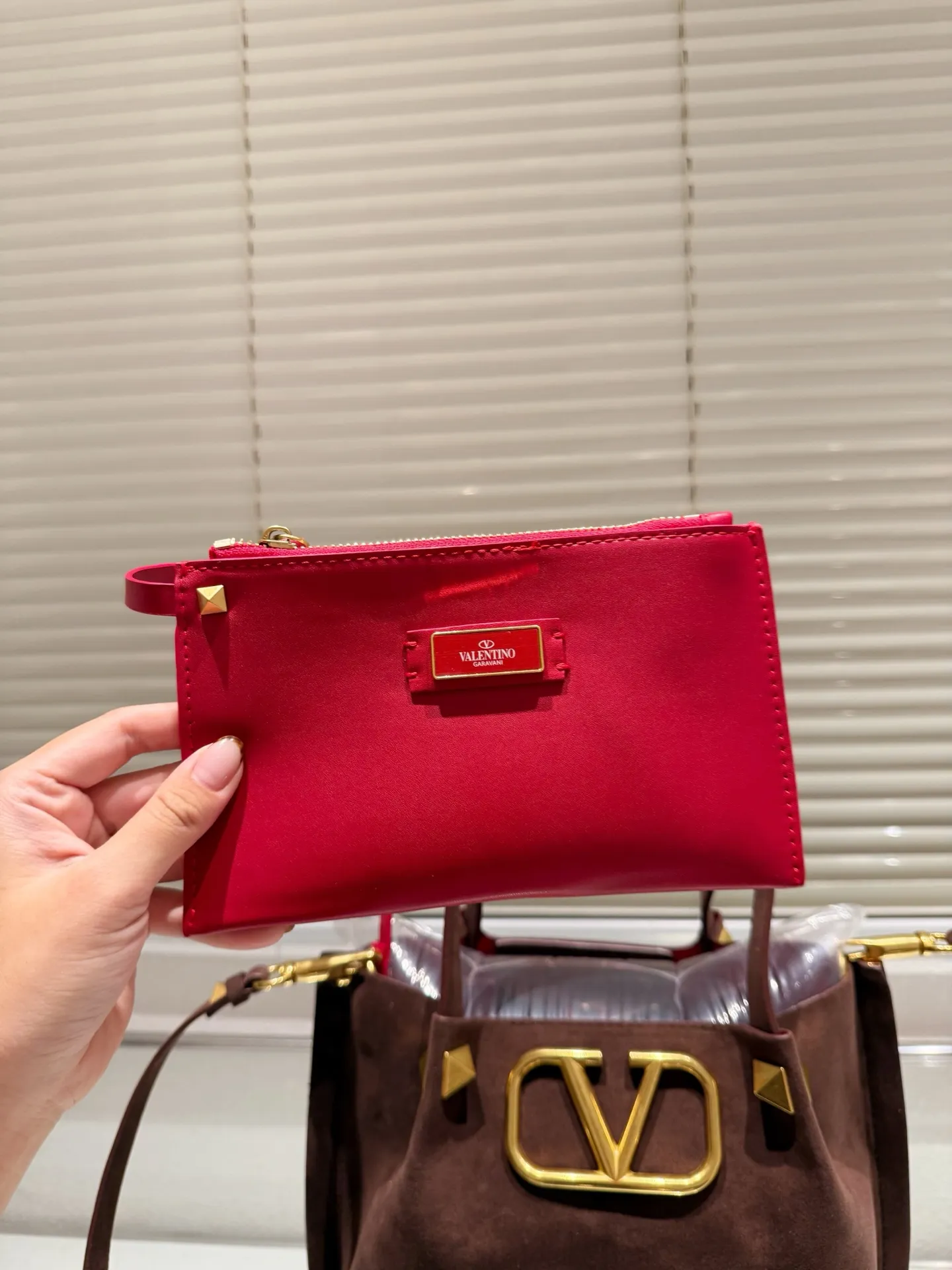 P380⚠️Suede size 25.16 Valentino handbag can be worn cross-body. It has a retro feel. It is high-end yet elegant. It has a great sense of atmosphere. It can be worn for commuting, leisure and dating.