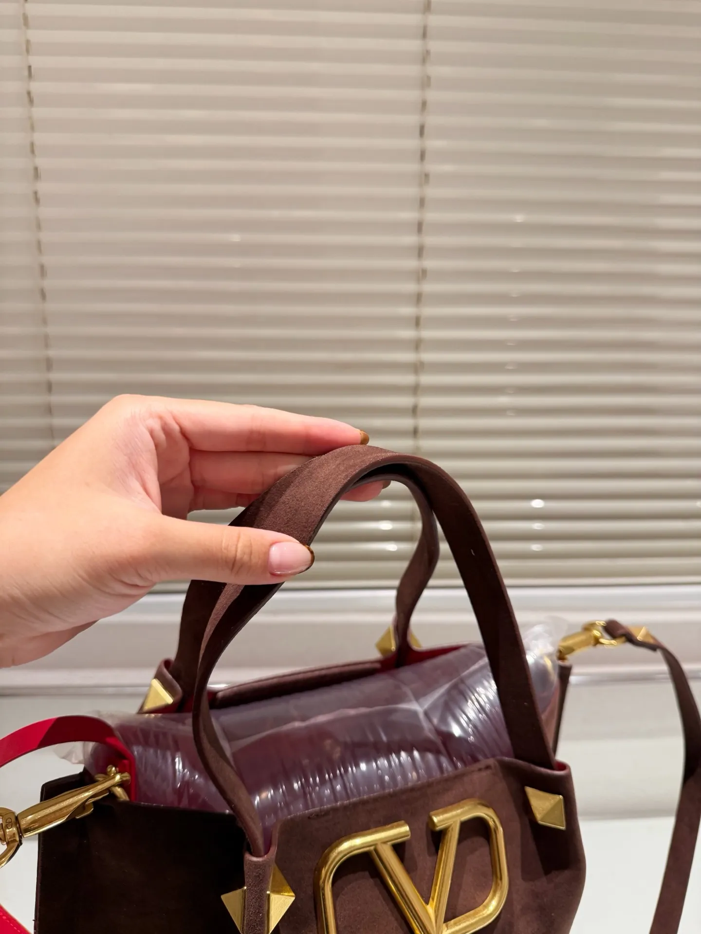 P380⚠️Suede size 25.16 Valentino handbag can be worn cross-body. It has a retro feel. It is high-end yet elegant. It has a great sense of atmosphere. It can be worn for commuting, leisure and dating.