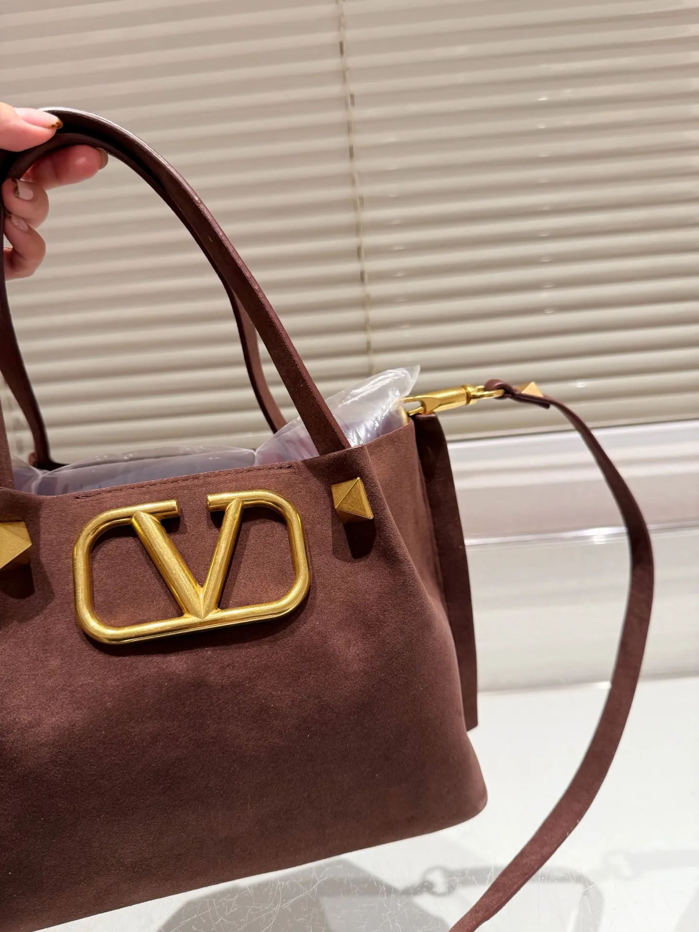 P380⚠️Suede size 25.16 Valentino handbag can be worn cross-body. It has a retro feel. It is high-end yet elegant. It has a great sense of atmosphere. It can be worn for commuting, leisure and dating.