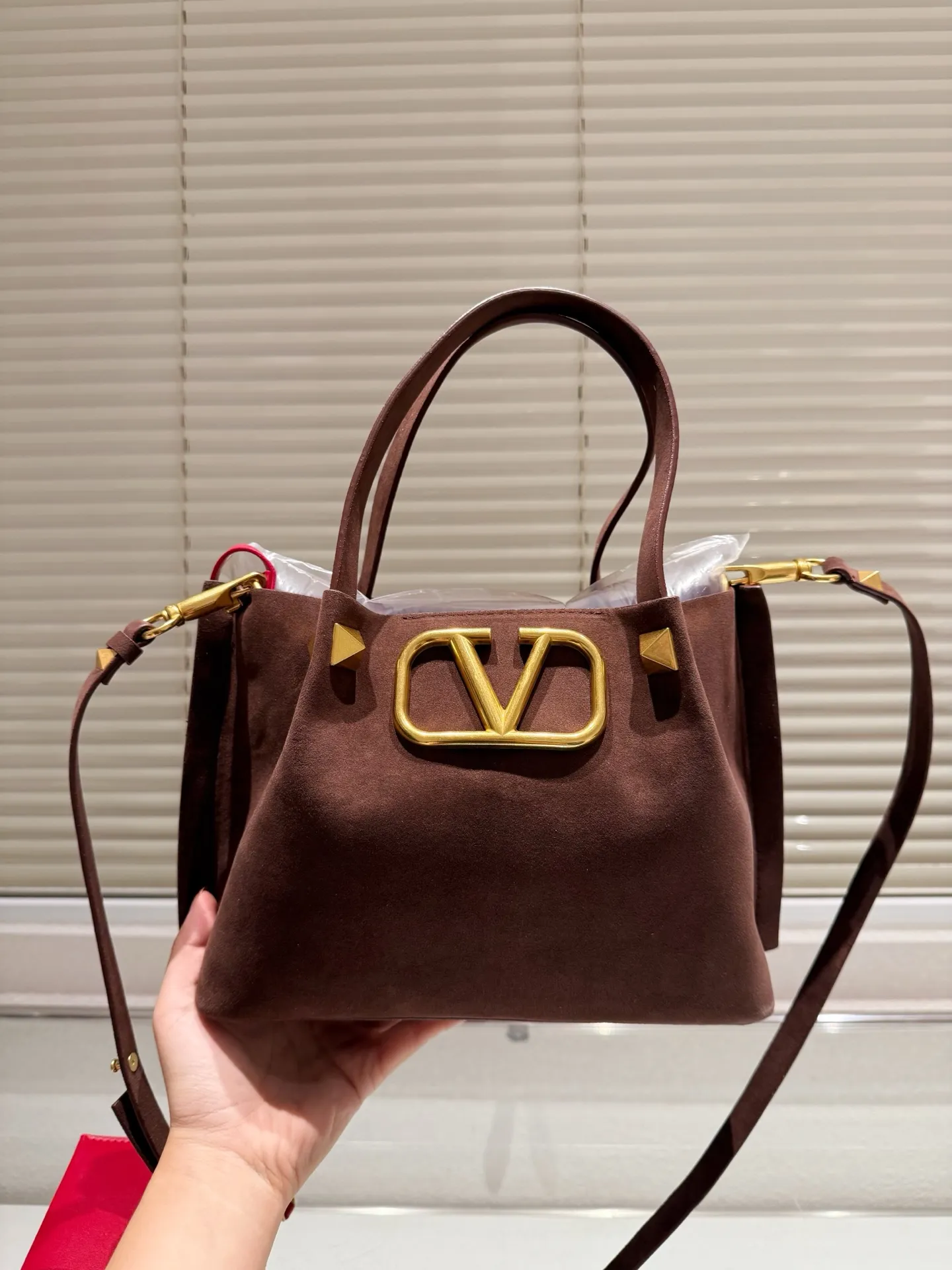 P380⚠️Suede size 25.16 Valentino handbag can be worn cross-body. It has a retro feel. It is high-end yet elegant. It has a great sense of atmosphere. It can be worn for commuting, leisure and dating.