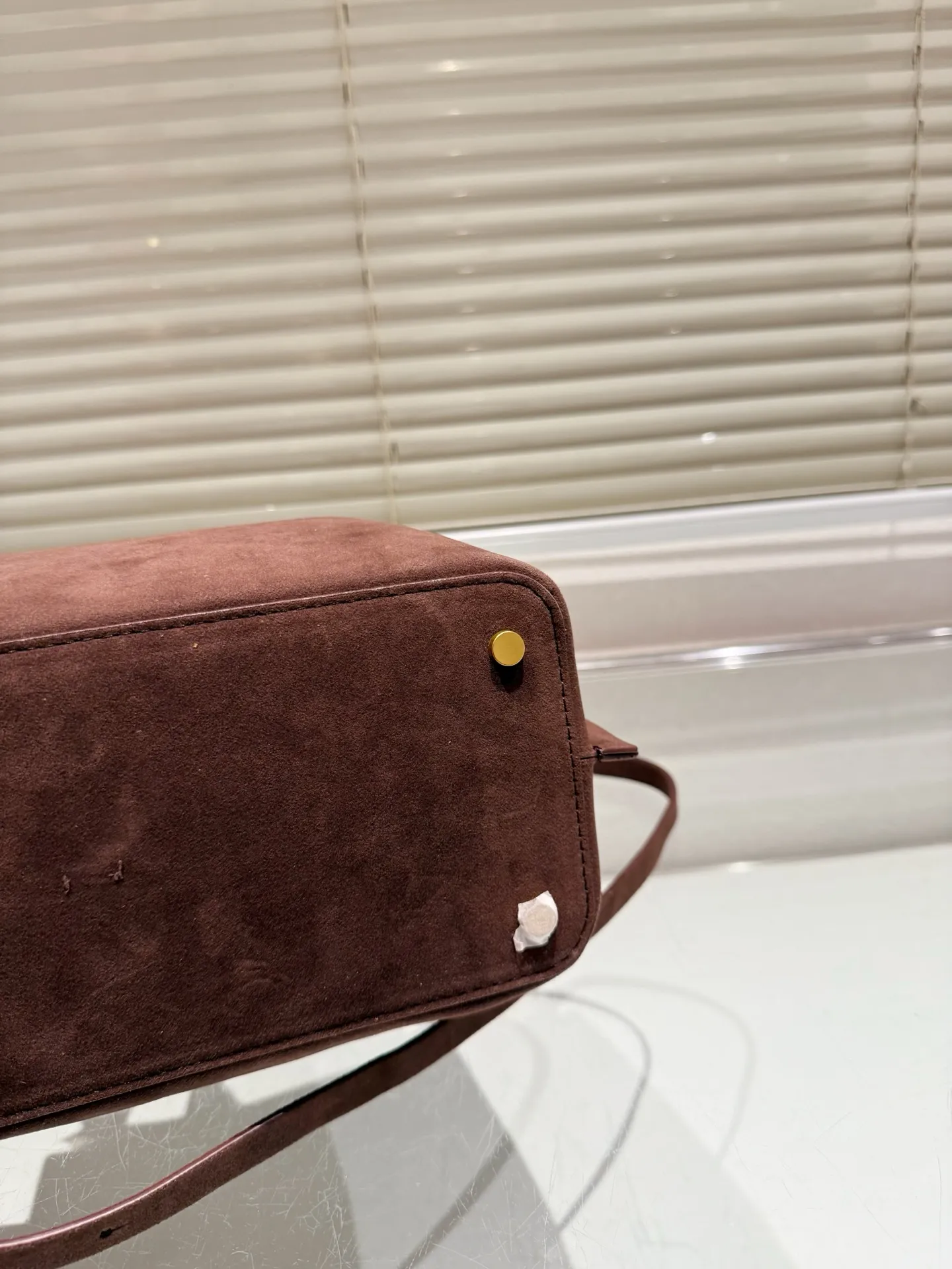 P380⚠️Suede size 25.16 Valentino handbag can be worn cross-body. It has a retro feel. It is high-end yet elegant. It has a great sense of atmosphere. It can be worn for commuting, leisure and dating.
