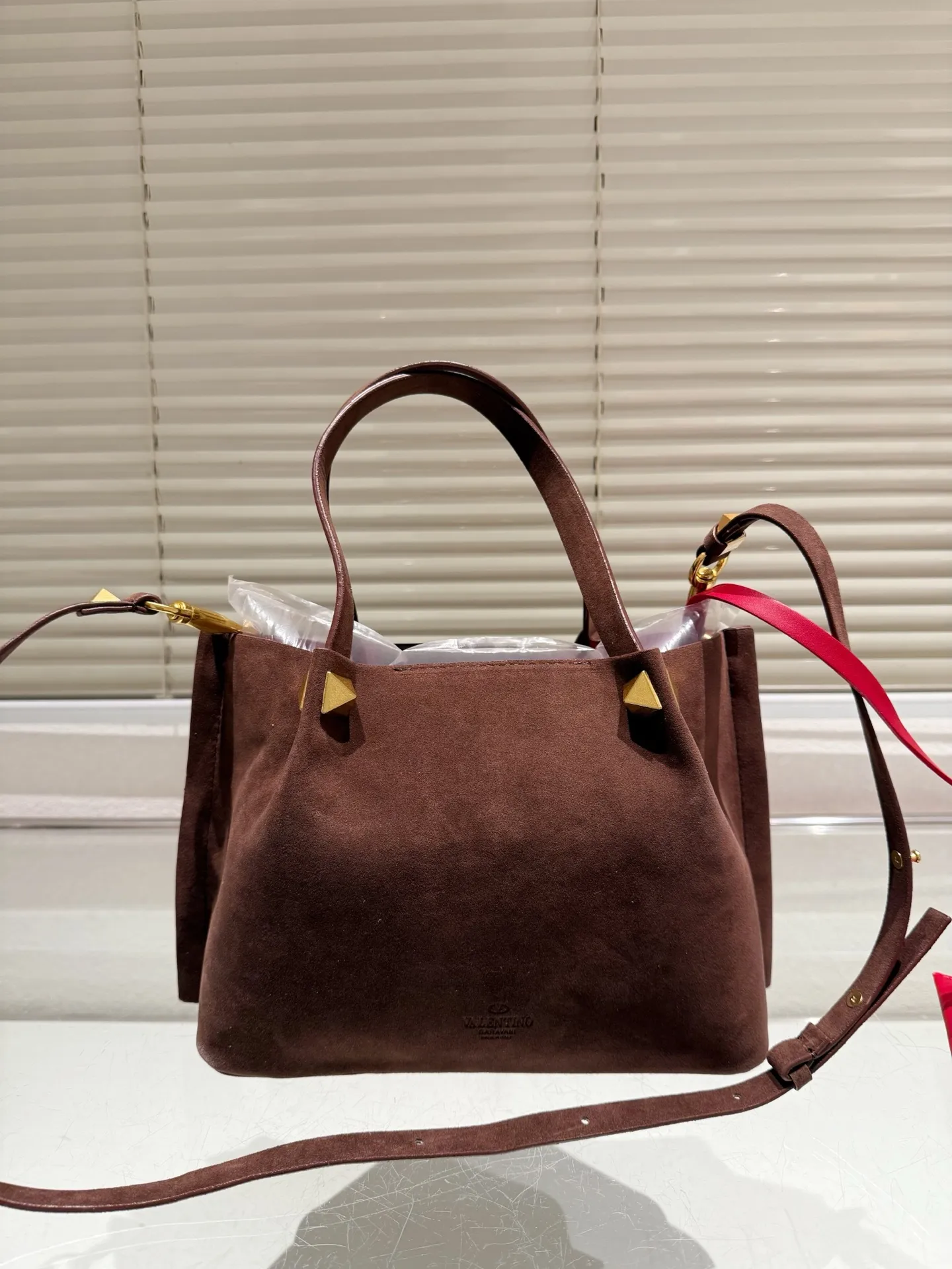 P380⚠️Suede size 25.16 Valentino handbag can be worn cross-body. It has a retro feel. It is high-end yet elegant. It has a great sense of atmosphere. It can be worn for commuting, leisure and dating.