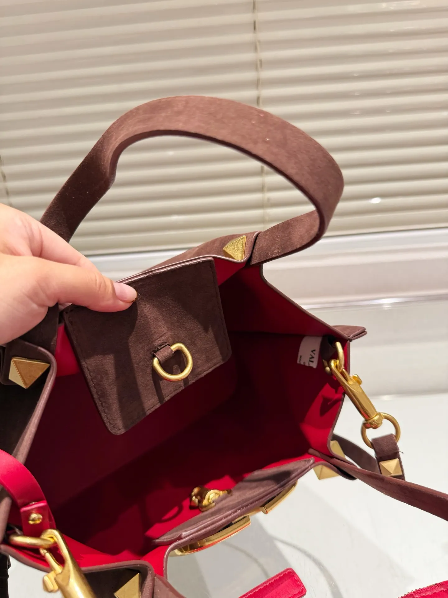 P380⚠️Suede size 25.16 Valentino handbag can be worn cross-body. It has a retro feel. It is high-end yet elegant. It has a great sense of atmosphere. It can be worn for commuting, leisure and dating.
