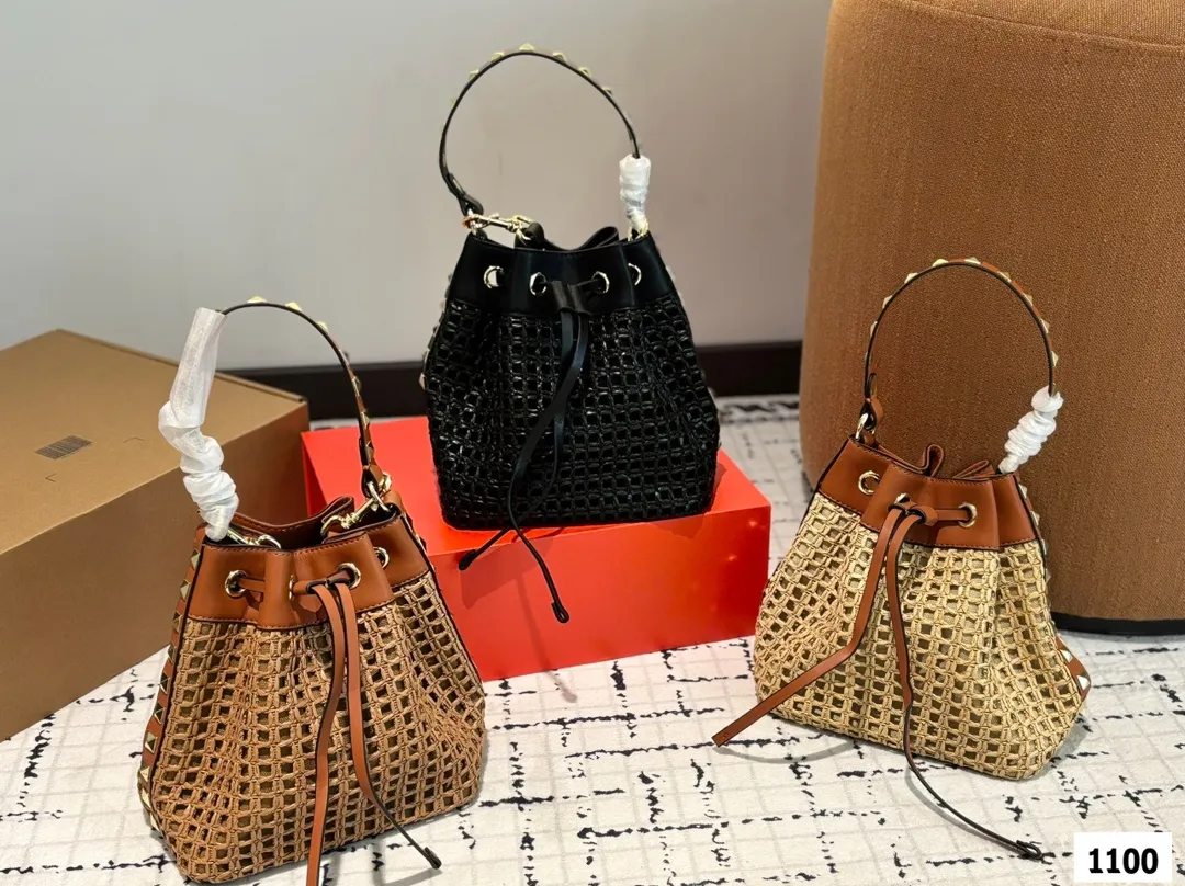 P370 with folding box Valentino woven bag 24 spring and summer has a strong holiday style, but it is also suitable for daily life. I feel like having a bag like this is a must. After all, no one wants to refuse the waves and the beach# Size: 18 20