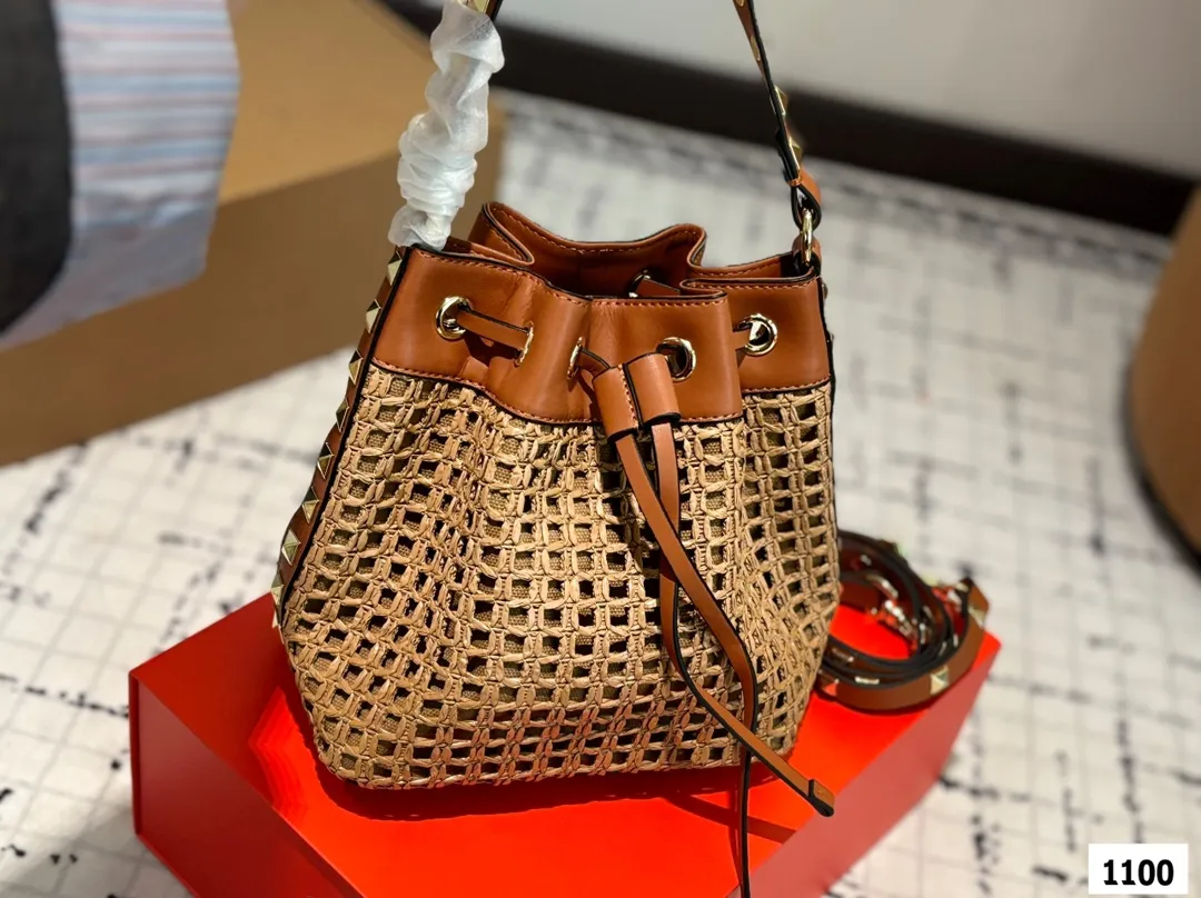 P370 with folding box Valentino woven bag 24 spring and summer has a strong holiday style, but it is also suitable for daily life. I feel like having a bag like this is a must. After all, no one wants to refuse the waves and the beach# Size: 18 20