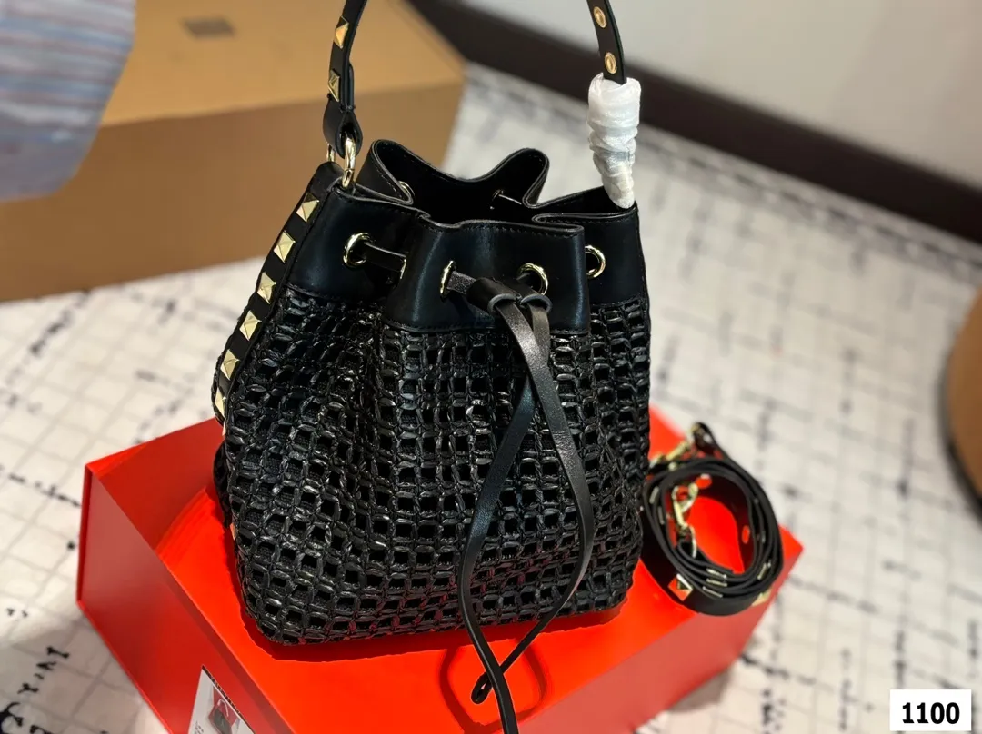P370 with folding box Valentino woven bag 24 spring and summer has a strong holiday style, but it is also suitable for daily life. I feel like having a bag like this is a must. After all, no one wants to refuse the waves and the beach# Size: 18 20