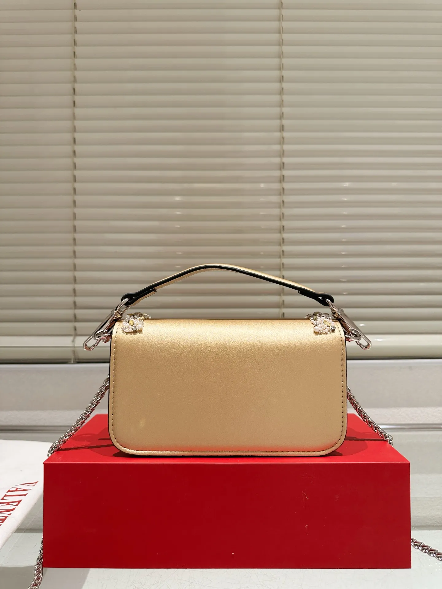 Small P400 folding box ⚠️Size 20.9 Valentino Loco shoulder bag has a high-end feel. This look is very versatile. No matter how you carry it, there is no pressure. Which girl can resist such a beautiful bag?