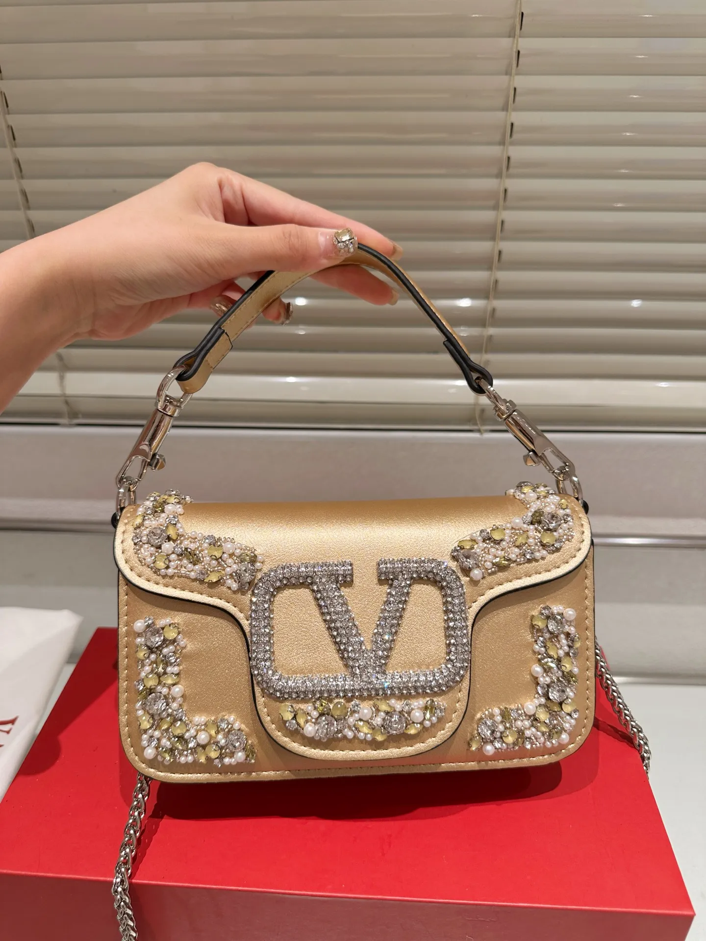 Small P400 folding box ⚠️Size 20.9 Valentino Loco shoulder bag has a high-end feel. This look is very versatile. No matter how you carry it, there is no pressure. Which girl can resist such a beautiful bag?