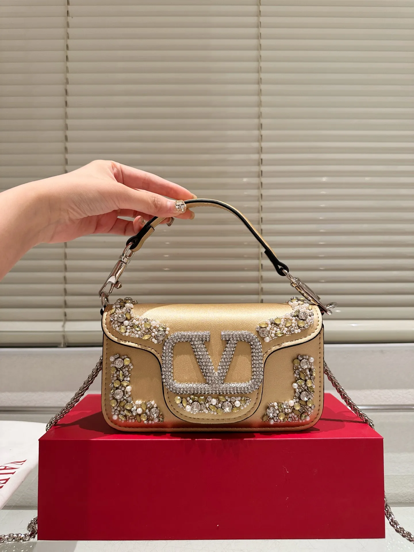 Small P400 folding box ⚠️Size 20.9 Valentino Loco shoulder bag has a high-end feel. This look is very versatile. No matter how you carry it, there is no pressure. Which girl can resist such a beautiful bag?