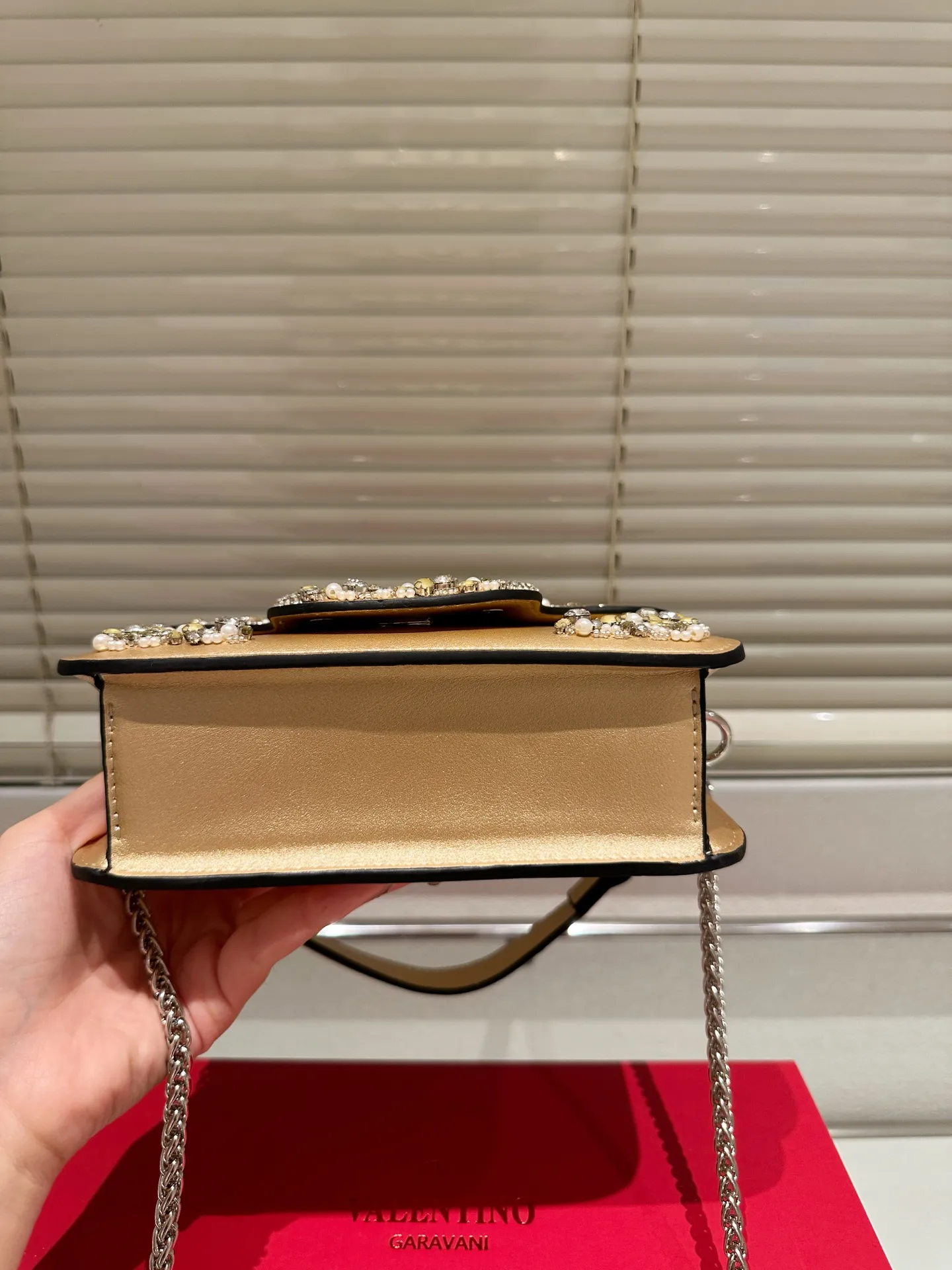 Small P400 folding box ⚠️Size 20.9 Valentino Loco shoulder bag has a high-end feel. This look is very versatile. No matter how you carry it, there is no pressure. Which girl can resist such a beautiful bag?