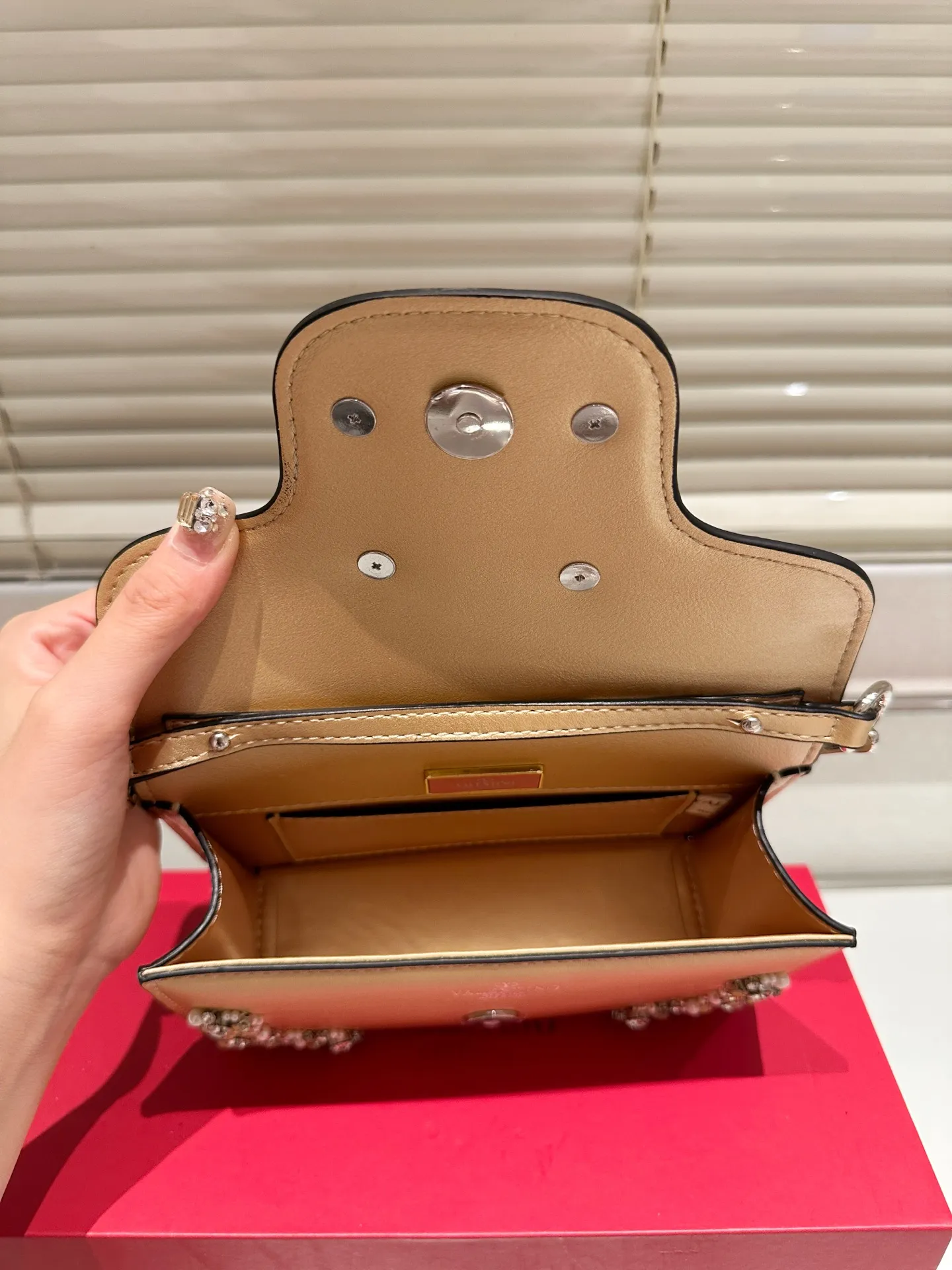 Small P400 folding box ⚠️Size 20.9 Valentino Loco shoulder bag has a high-end feel. This look is very versatile. No matter how you carry it, there is no pressure. Which girl can resist such a beautiful bag?