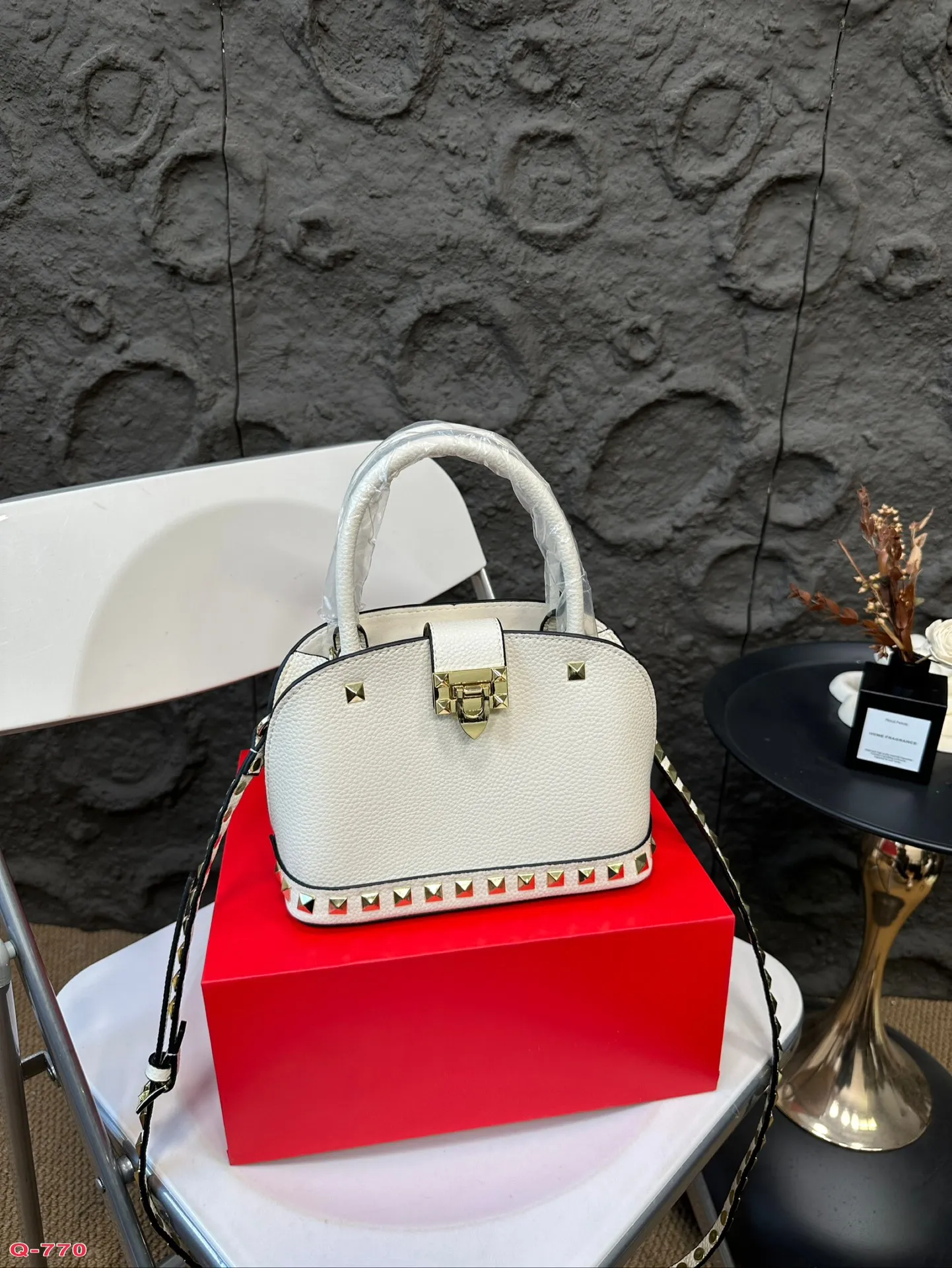 💰360 with folding box VALENTINO Valentino women's Loco calfskin handbag crossbody bag New Rockstud Alcove accessories series Iconic vlogo Signature avant-garde shape creates a unique and attractive charm. Size 21 16