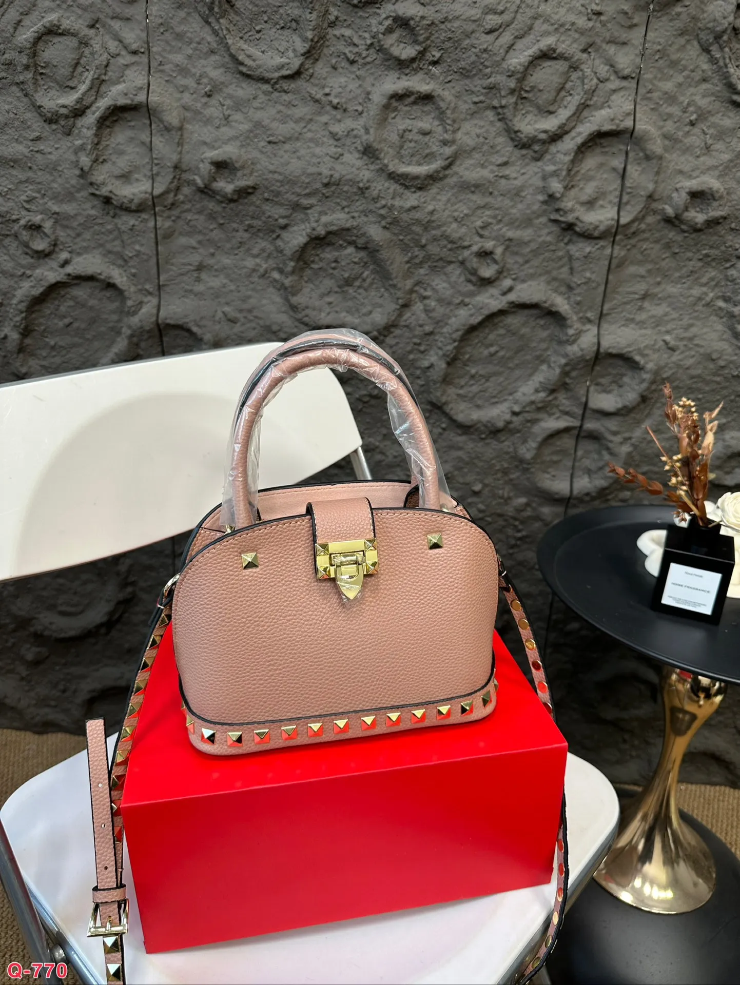 💰360 with folding box VALENTINO Valentino women's Loco calfskin handbag crossbody bag New Rockstud Alcove accessories series Iconic vlogo Signature avant-garde shape creates a unique and attractive charm. Size 21 16