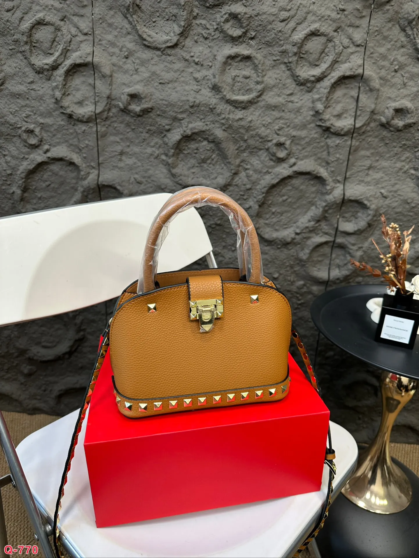 💰360 with folding box VALENTINO Valentino women's Loco calfskin handbag crossbody bag New Rockstud Alcove accessories series Iconic vlogo Signature avant-garde shape creates a unique and attractive charm. Size 21 16