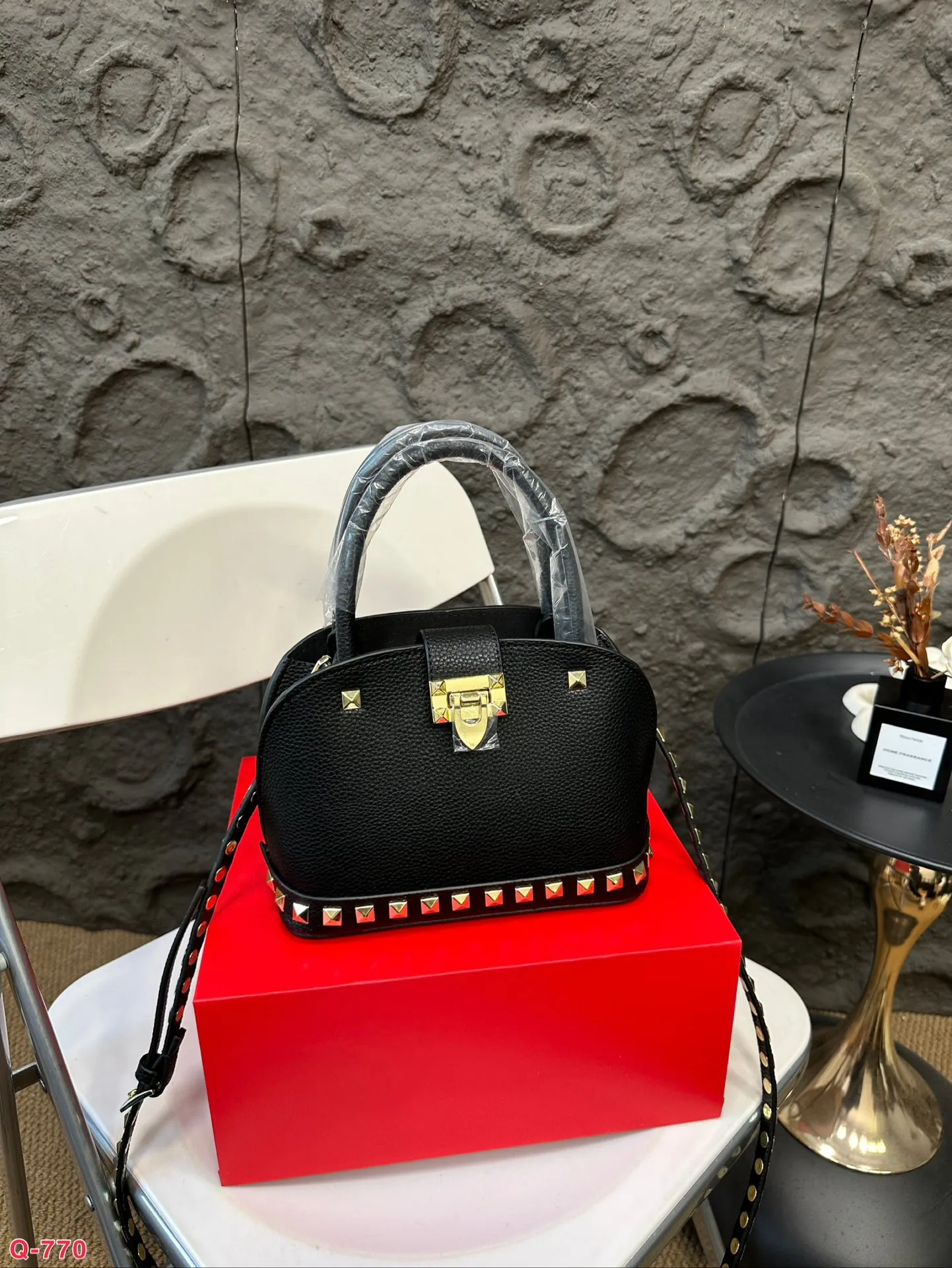 💰360 with folding box VALENTINO Valentino women's Loco calfskin handbag crossbody bag New Rockstud Alcove accessories series Iconic vlogo Signature avant-garde shape creates a unique and attractive charm. Size 21 16