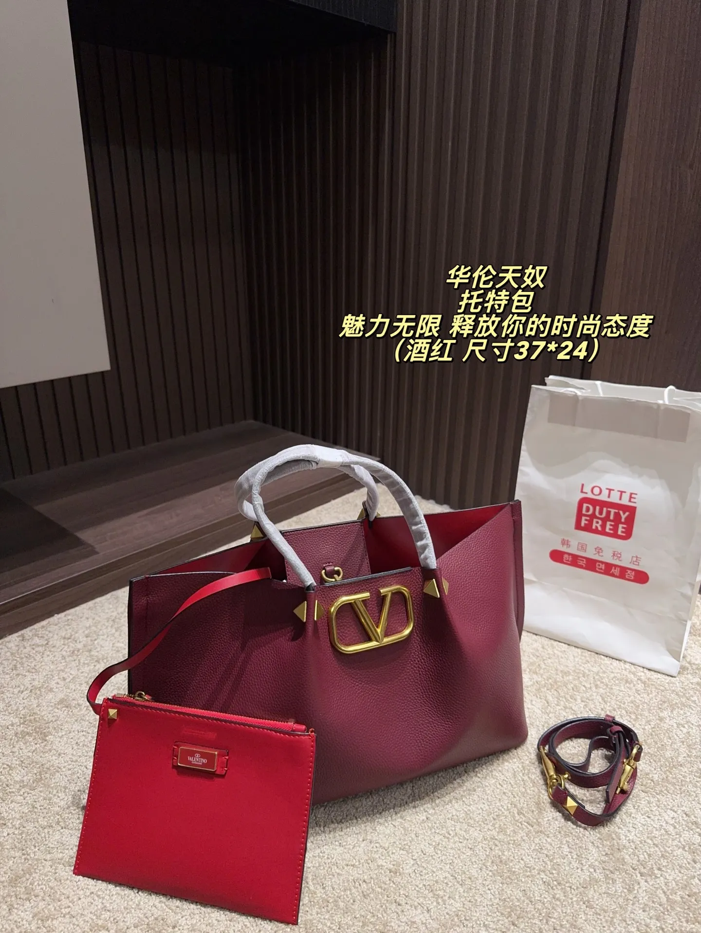 P360 Unboxed⚠️Size 37*24 Valentino Tote bag has unlimited charm and unleashes your fashion attitude. It has a unique appearance and many cute colors to choose from. It is a fashion item not to be missed. It is different from the softness of canvas bags. It gives a free and easy feeling when carried on the body. It is super textured and is loved by fashionistas.