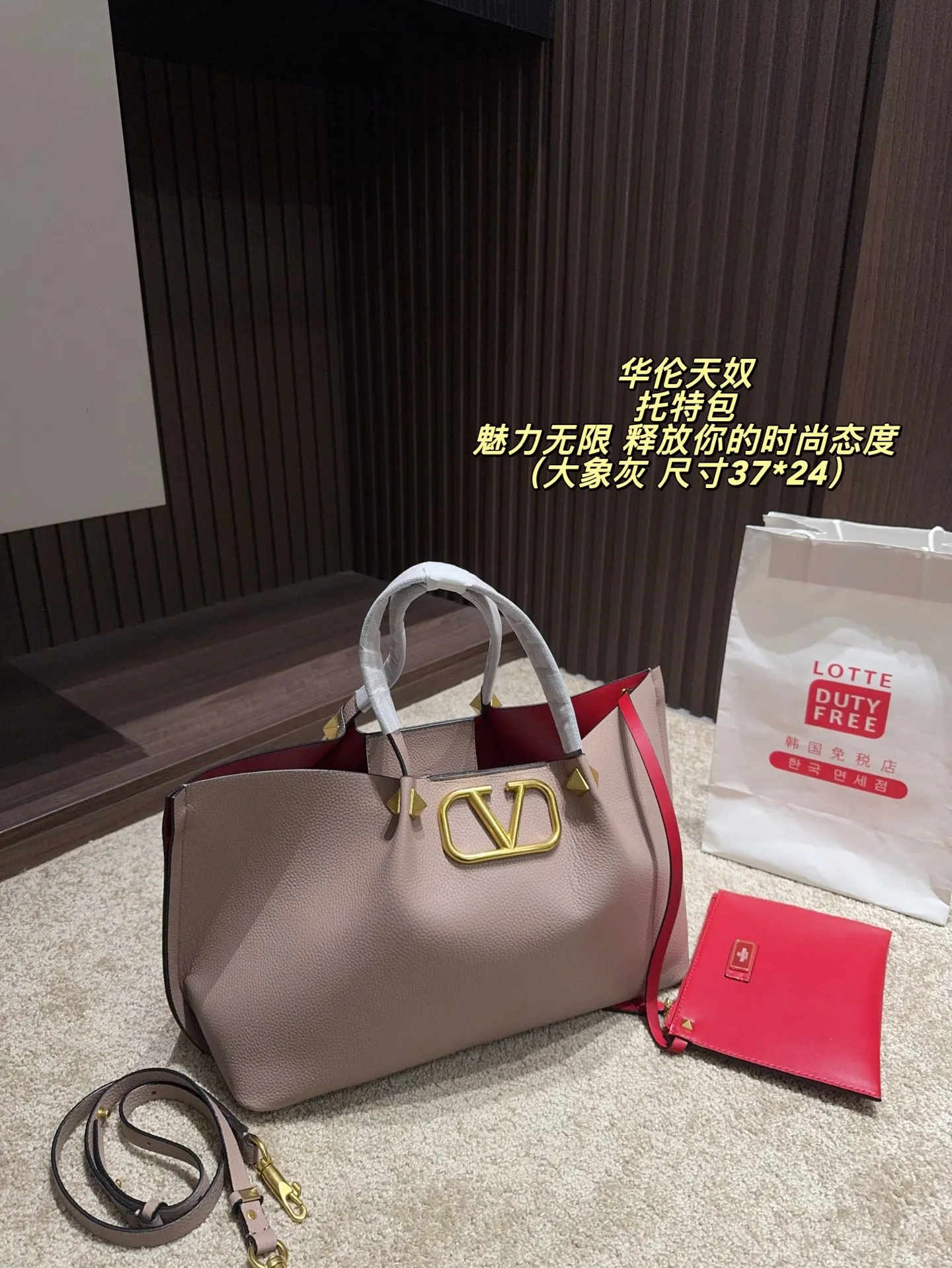 P360 Unboxed⚠️Size 37*24 Valentino Tote bag has unlimited charm and unleashes your fashion attitude. It has a unique appearance and many cute colors to choose from. It is a fashion item not to be missed. It is different from the softness of canvas bags. It gives a free and easy feeling when carried on the body. It is super textured and is loved by fashionistas.