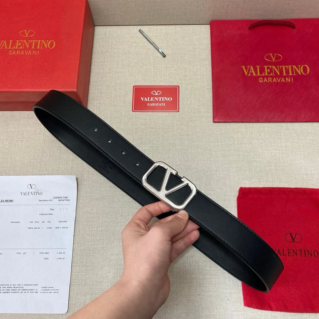 ✈️🇮🇹Brand: Valentino Valevtlo P260 ✈️🇮🇹Grade: 🚢Original private goods. First-layer cowhide black bottom, sold at counters🈶️, comparable to genuine products! Exquisite oil edges, computer stitching, soft hand feel. No modifications in real photos. The upper body effect is super good, and the length can be cut. Comes with a full set of packaging at the counter. The first choice for gifting. Free eye needle ✈️🇮🇹Button head: steel buckle hardware ✈️🇮🇹Length: 100-125cm 3.8cm specifications ✈️🇮🇹Color: black