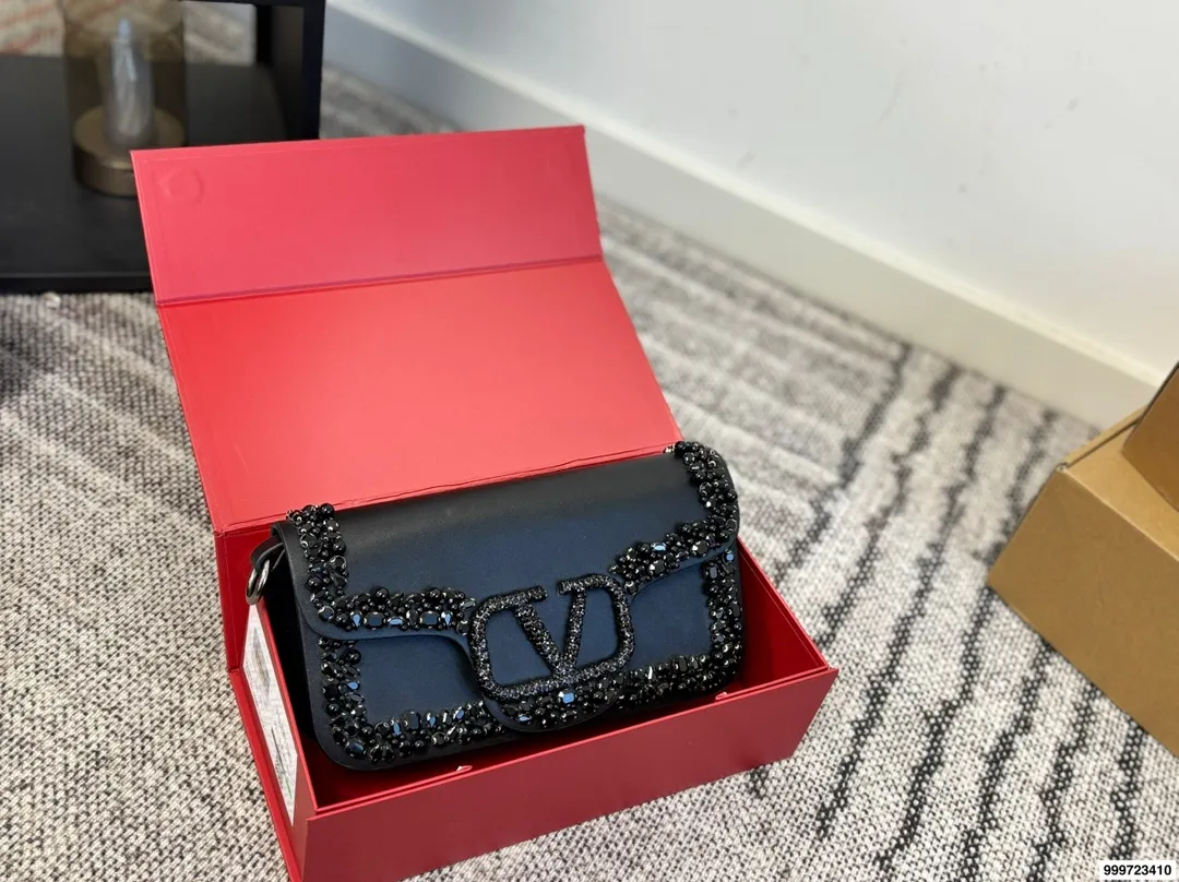 p520 with gift box Valentino baguette bag (with chain) Unlock fashion charm Armpit baguette bag can be salty or sweet The most beautiful girl on the street Size 25.13