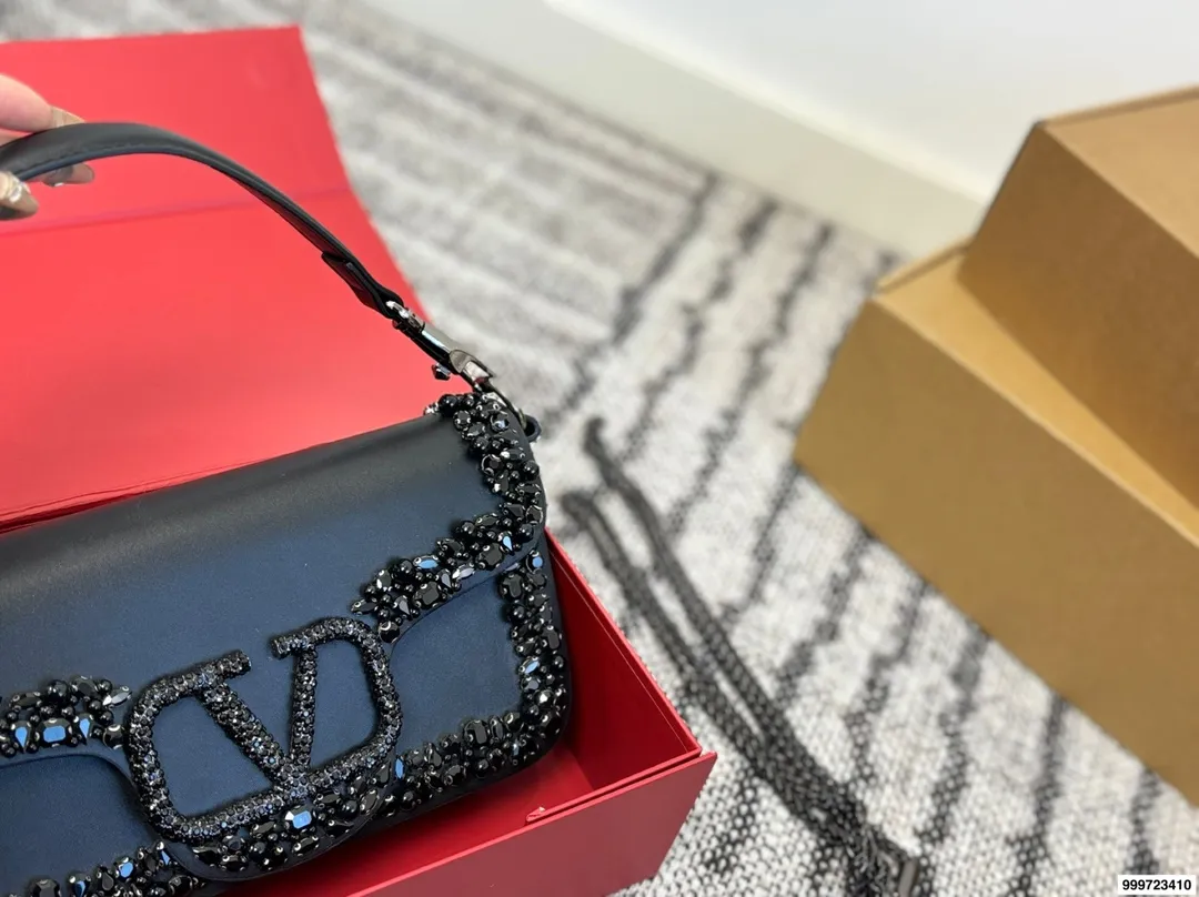 p520 with gift box Valentino baguette bag (with chain) Unlock fashion charm Armpit baguette bag can be salty or sweet The most beautiful girl on the street Size 25.13