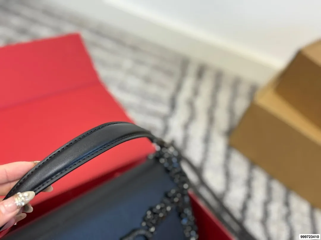 p520 with gift box Valentino baguette bag (with chain) Unlock fashion charm Armpit baguette bag can be salty or sweet The most beautiful girl on the street Size 25.13