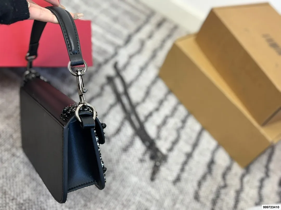 p520 with gift box Valentino baguette bag (with chain) Unlock fashion charm Armpit baguette bag can be salty or sweet The most beautiful girl on the street Size 25.13