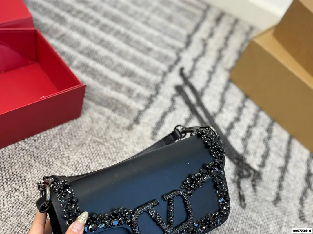 p520 with gift box Valentino baguette bag (with chain) Unlock fashion charm Armpit baguette bag can be salty or sweet The most beautiful girl on the street Size 25.13