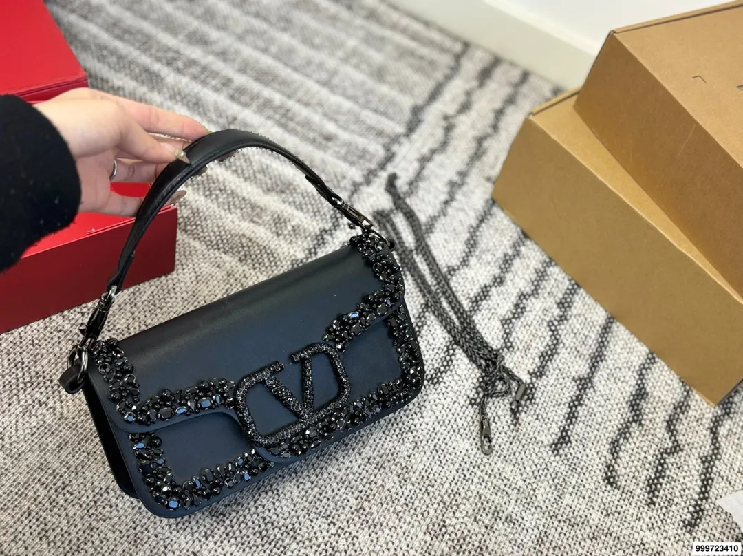p520 with gift box Valentino baguette bag (with chain) Unlock fashion charm Armpit baguette bag can be salty or sweet The most beautiful girl on the street Size 25.13