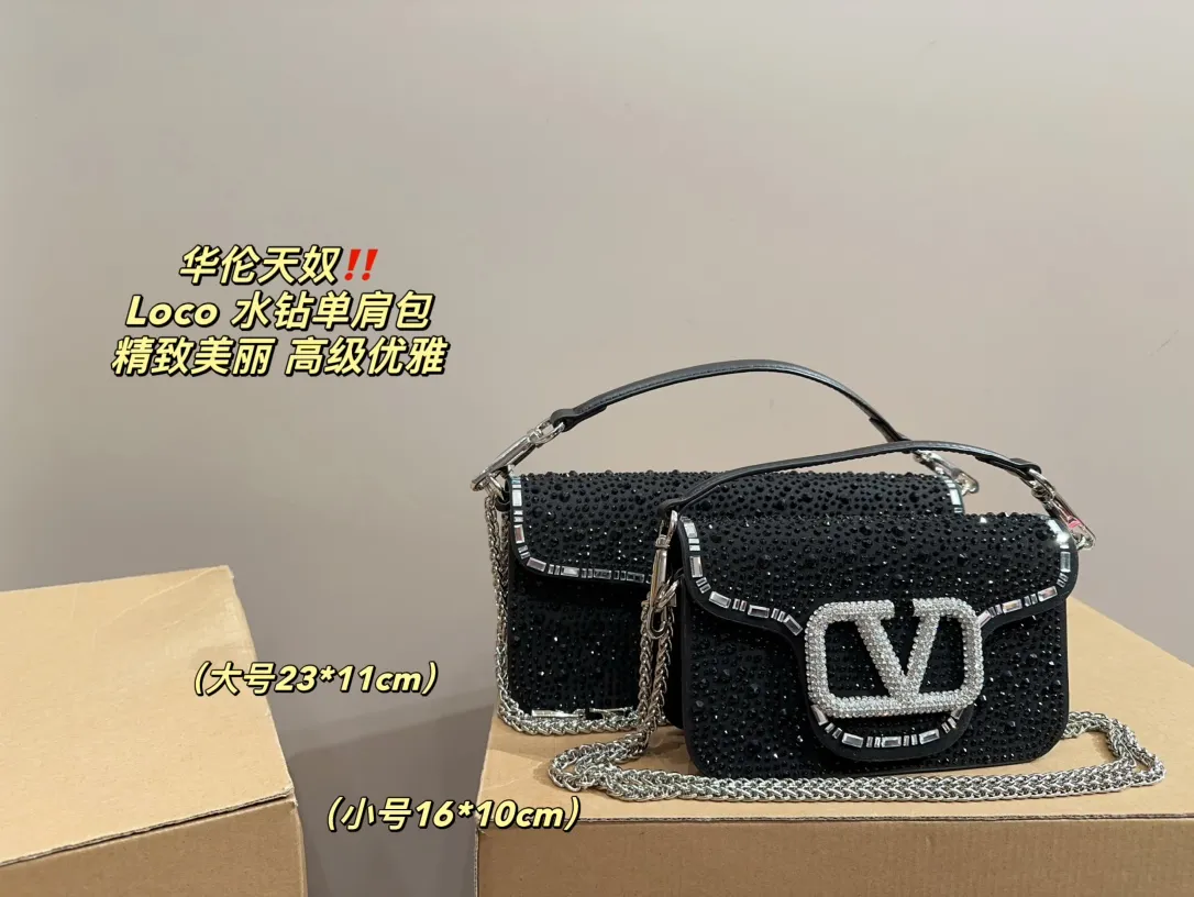 Large P360 with folding box ⚠️Size 23.11 Small P350 with folding box ⚠️Size 16.10 Valentino Loco rhinestone shoulder bag Valentino new autumn and winter sparkling diamond beaded women's bag ~ pink Barbie pink, silver, black, green, 1oco catwalk style! From parties to disco dances and dinners, it can be held in any occasion! The sparkling and lovable fashion queen of the whole audience, queen’s concave styling tool~