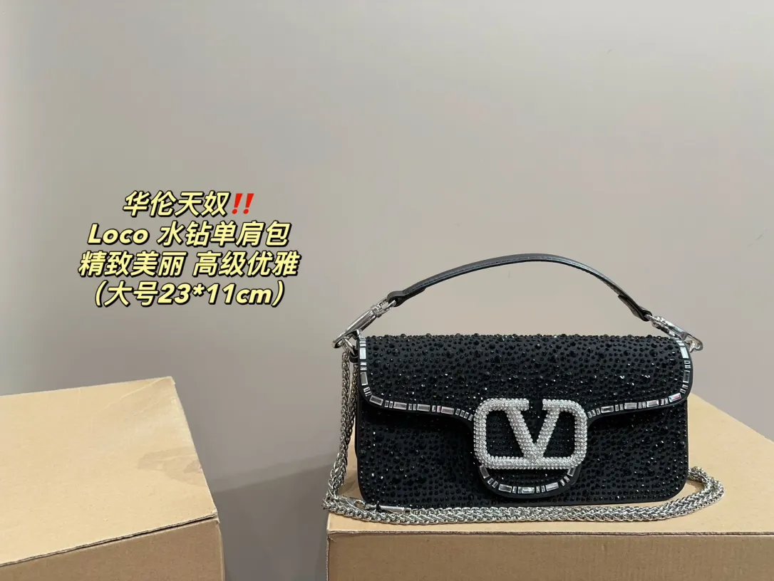 Large P360 with folding box ⚠️Size 23.11 Small P350 with folding box ⚠️Size 16.10 Valentino Loco rhinestone shoulder bag Valentino new autumn and winter sparkling diamond beaded women's bag ~ pink Barbie pink, silver, black, green, 1oco catwalk style! From parties to disco dances and dinners, it can be held in any occasion! The sparkling and lovable fashion queen of the whole audience, queen’s concave styling tool~