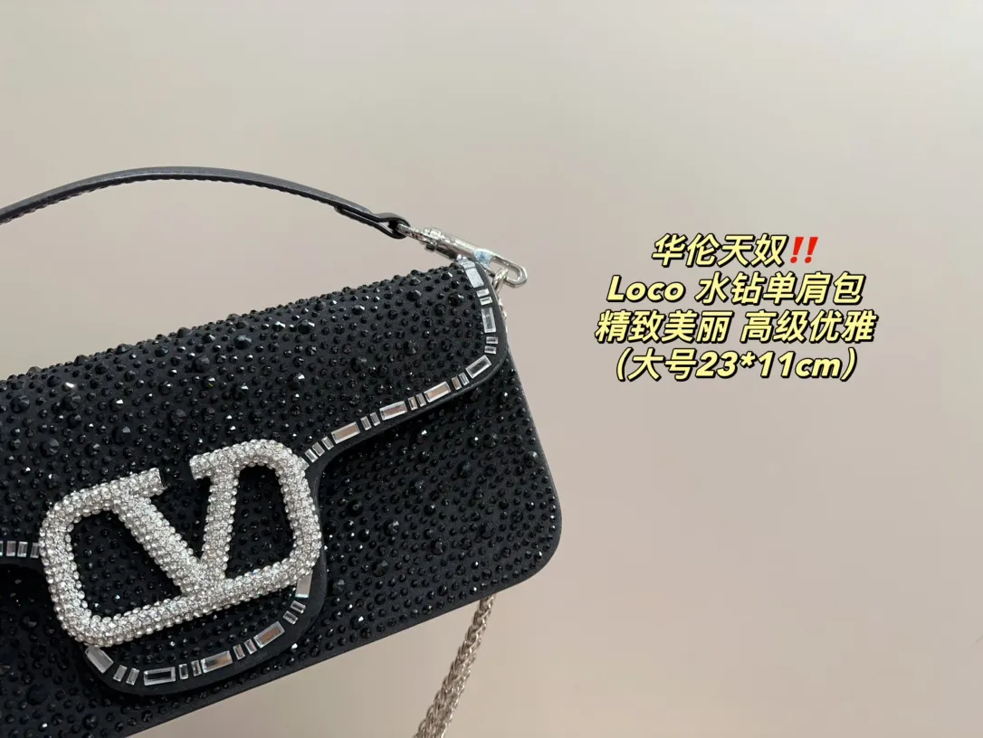 Large P360 with folding box ⚠️Size 23.11 Small P350 with folding box ⚠️Size 16.10 Valentino Loco rhinestone shoulder bag Valentino new autumn and winter sparkling diamond beaded women's bag ~ pink Barbie pink, silver, black, green, 1oco catwalk style! From parties to disco dances and dinners, it can be held in any occasion! The sparkling and lovable fashion queen of the whole audience, queen’s concave styling tool~
