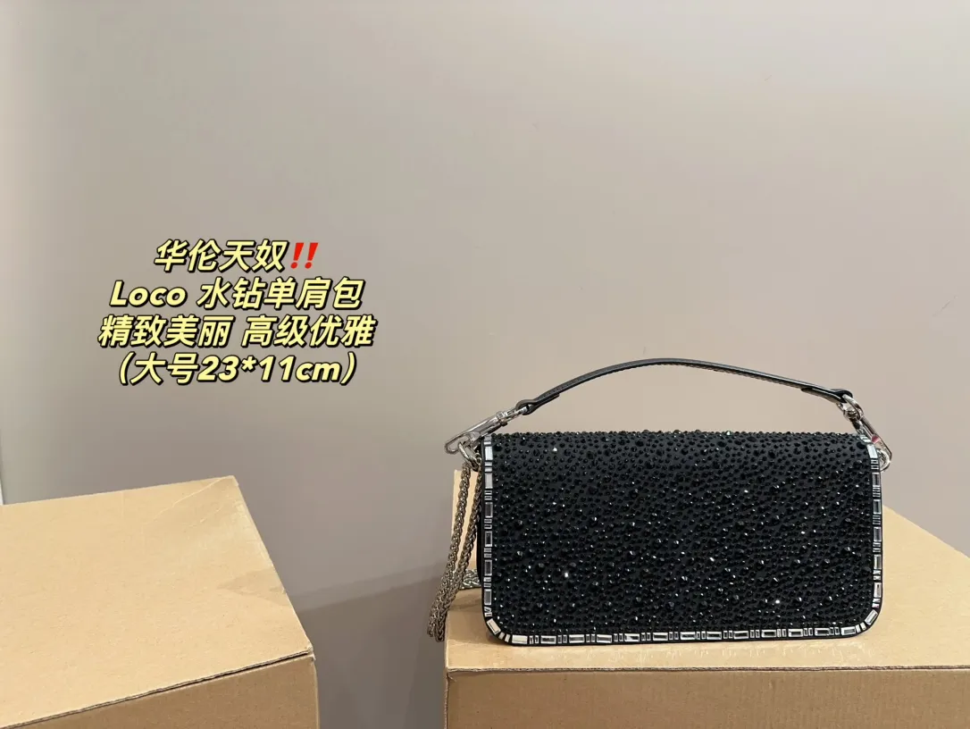 Large P360 with folding box ⚠️Size 23.11 Small P350 with folding box ⚠️Size 16.10 Valentino Loco rhinestone shoulder bag Valentino new autumn and winter sparkling diamond beaded women's bag ~ pink Barbie pink, silver, black, green, 1oco catwalk style! From parties to disco dances and dinners, it can be held in any occasion! The sparkling and lovable fashion queen of the whole audience, queen’s concave styling tool~