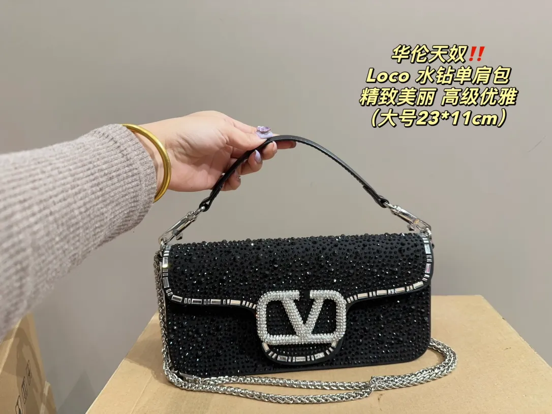 Large P360 with folding box ⚠️Size 23.11 Small P350 with folding box ⚠️Size 16.10 Valentino Loco rhinestone shoulder bag Valentino new autumn and winter sparkling diamond beaded women's bag ~ pink Barbie pink, silver, black, green, 1oco catwalk style! From parties to disco dances and dinners, it can be held in any occasion! The sparkling and lovable fashion queen of the whole audience, queen’s concave styling tool~