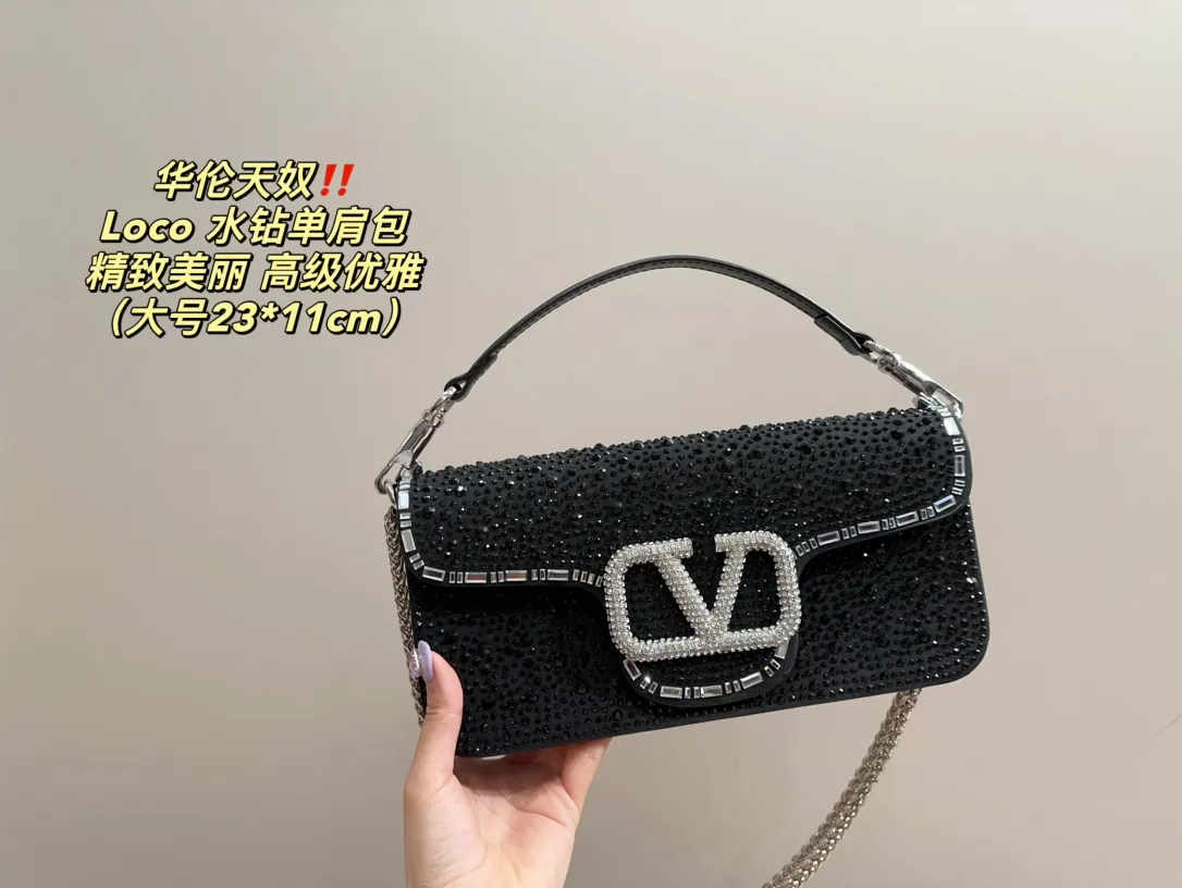 Large P360 with folding box ⚠️Size 23.11 Small P350 with folding box ⚠️Size 16.10 Valentino Loco rhinestone shoulder bag Valentino new autumn and winter sparkling diamond beaded women's bag ~ pink Barbie pink, silver, black, green, 1oco catwalk style! From parties to disco dances and dinners, it can be held in any occasion! The sparkling and lovable fashion queen of the whole audience, queen’s concave styling tool~