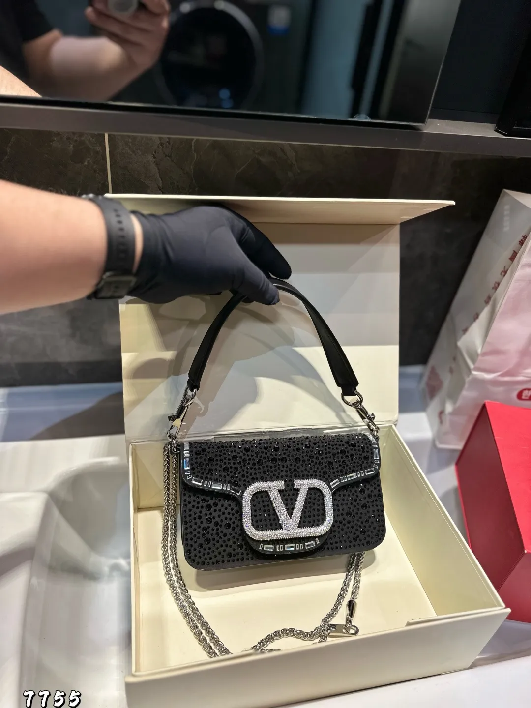 ❤️P370P360 (gift box packaging)❤️ This time Valentino has really stepped up its game. It is favored by stars from all walks of life ~ The simple design is not only full of art but also exquisite. Advanced sizes: large size 28 13.5 small size 20 11