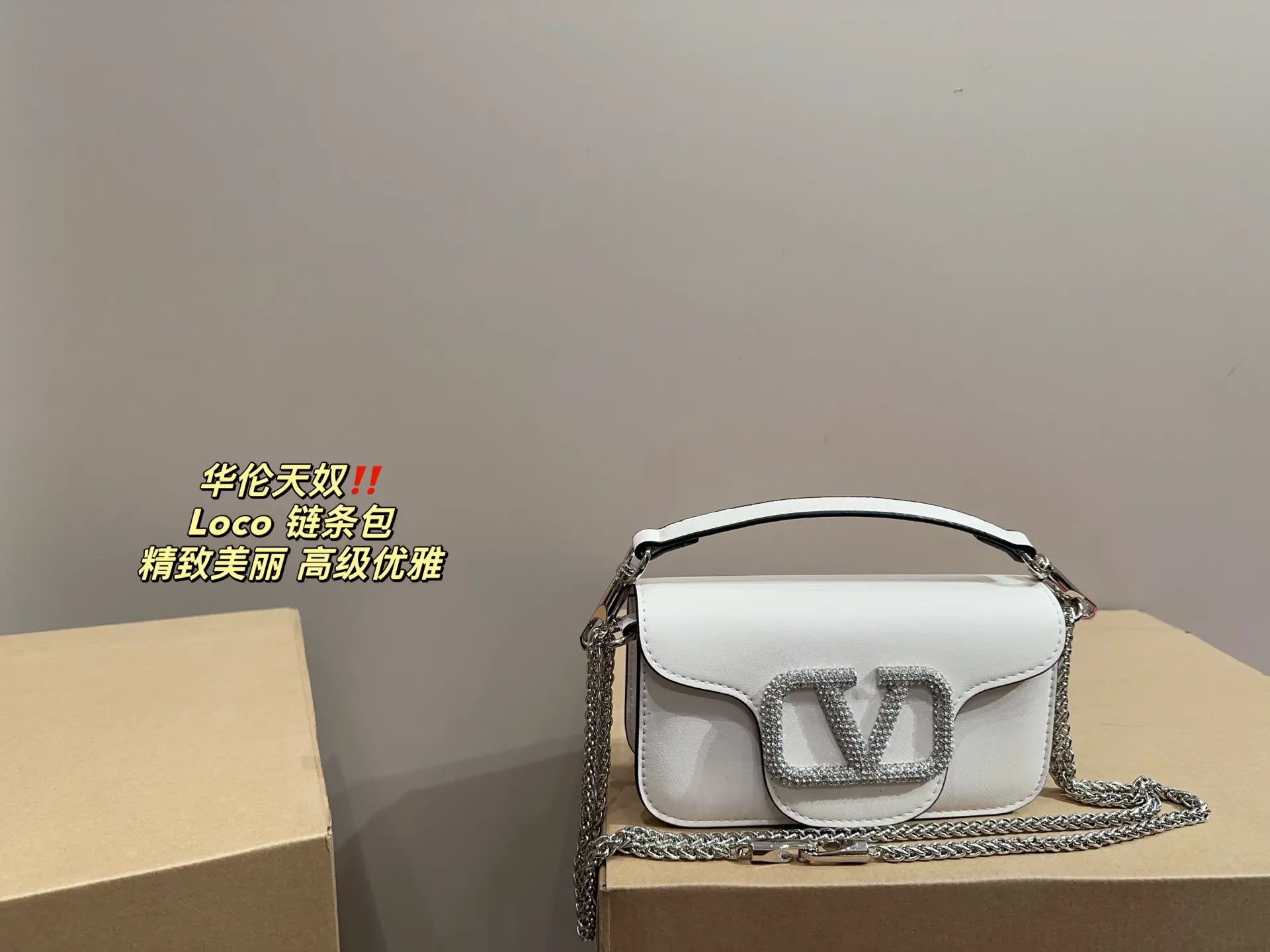 P300 comes with folding box ⚠️Size 20.10 Valentino Loco chain bag Exquisite and beautiful High-end elegance Very easy to control, no matter the clothes or seasons Can be used all year round