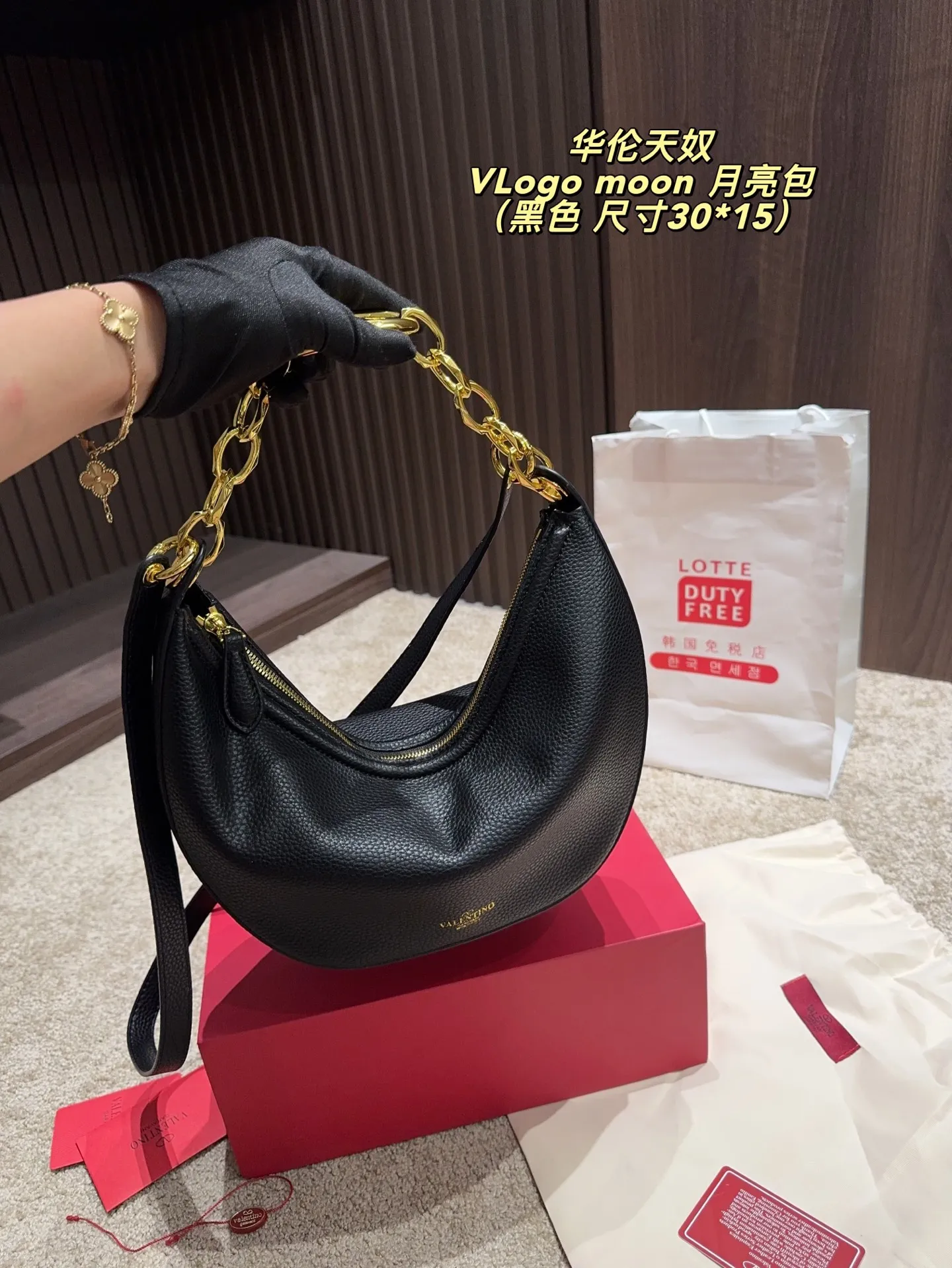 p370 comes with box ⚠️Size 30.15 Valentino VLogo moon bag Use your bag to brighten up dull autumn and winter. Valentino's VLogo Moon handbag is like the moon, with cute and soft curved lines. VLogo gold chain, retro and exquisite. Detachable shoulder strap unlocks a variety of dressing styles. It can be a casual cool girl or a elegant woman. One bag can be used with many styles, as you like.