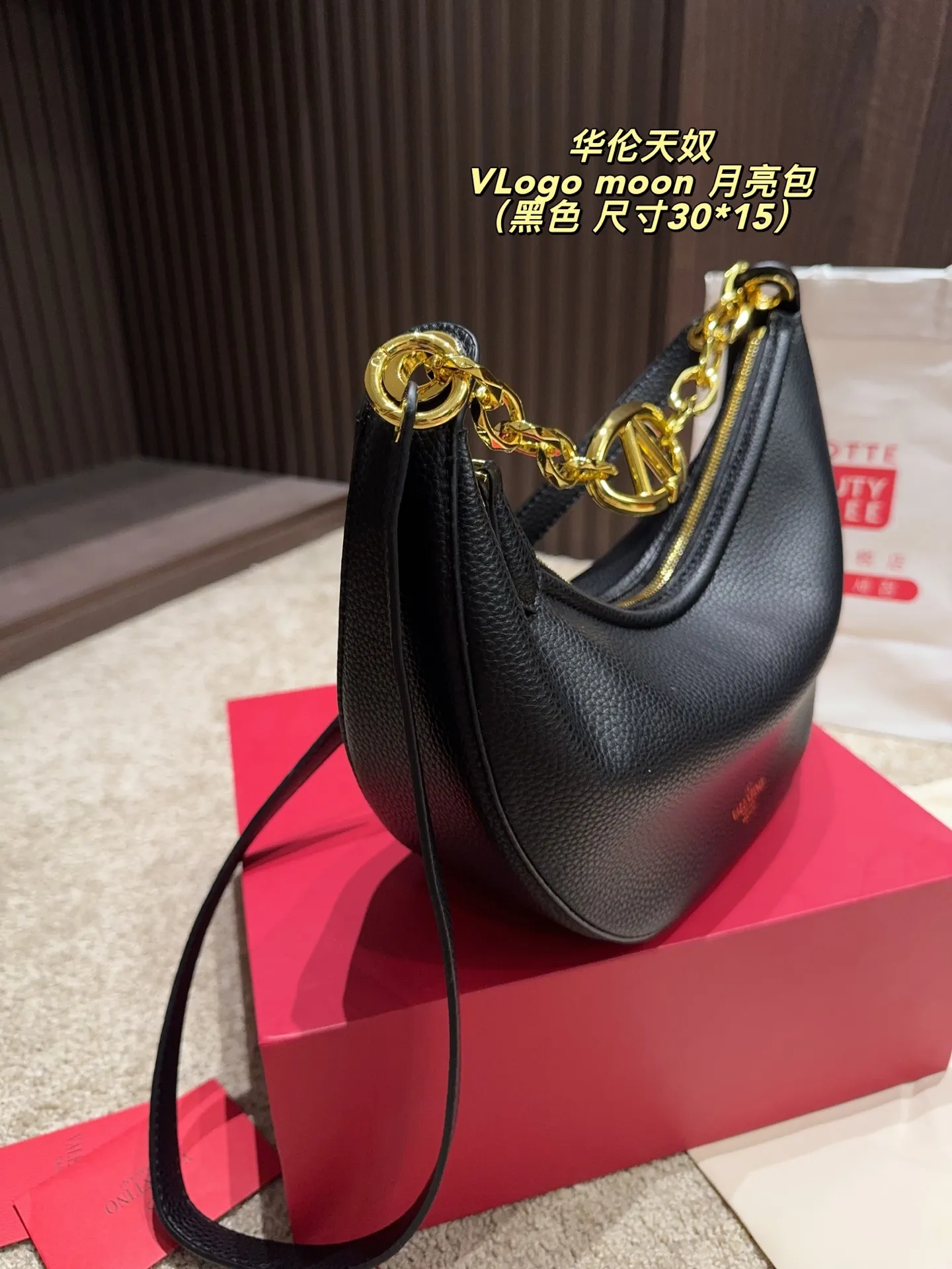 p370 comes with box ⚠️Size 30.15 Valentino VLogo moon bag Use your bag to brighten up dull autumn and winter. Valentino's VLogo Moon handbag is like the moon, with cute and soft curved lines. VLogo gold chain, retro and exquisite. Detachable shoulder strap unlocks a variety of dressing styles. It can be a casual cool girl or a elegant woman. One bag can be used with many styles, as you like.